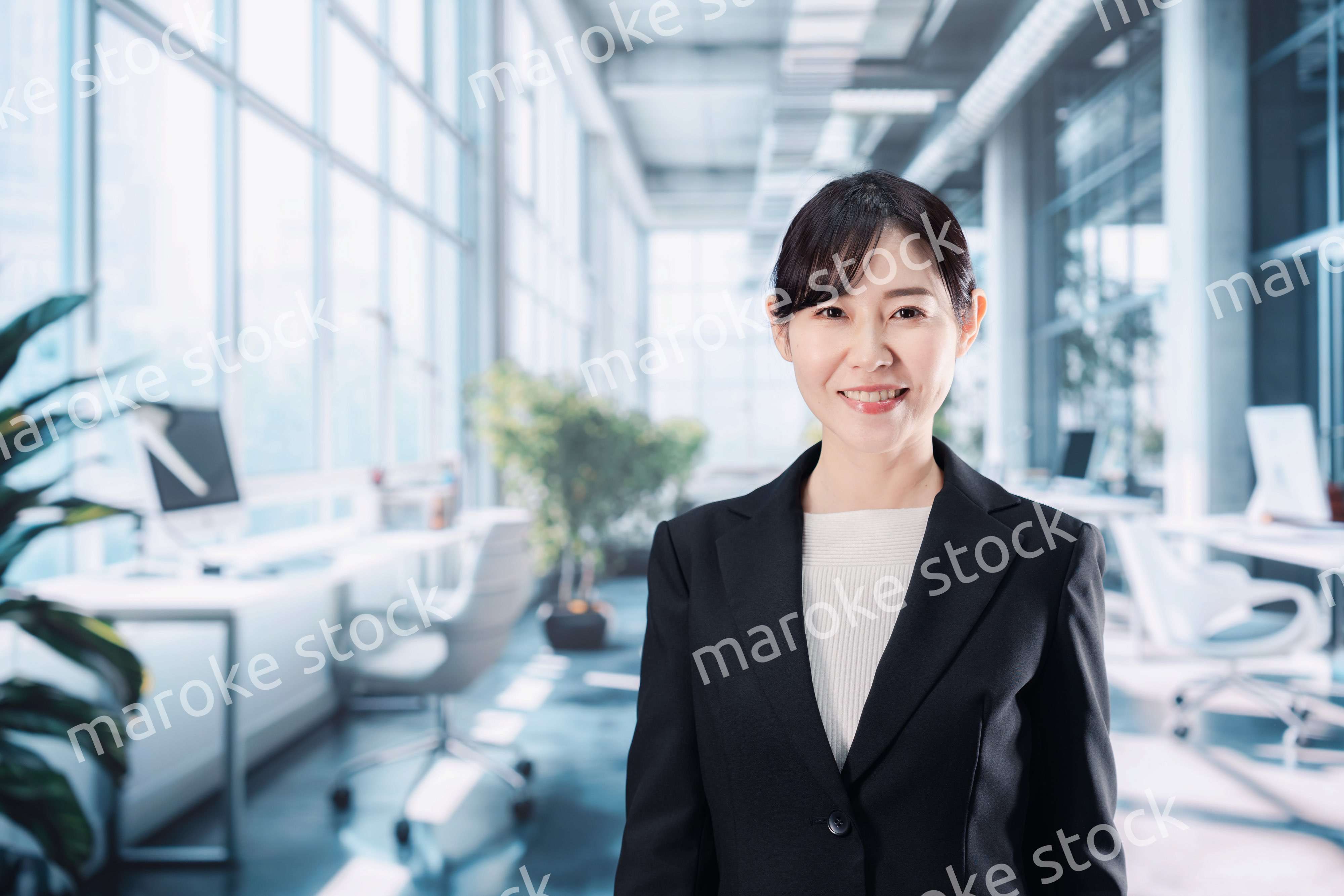 オフィスでバリバリ働くキャリアウーマン