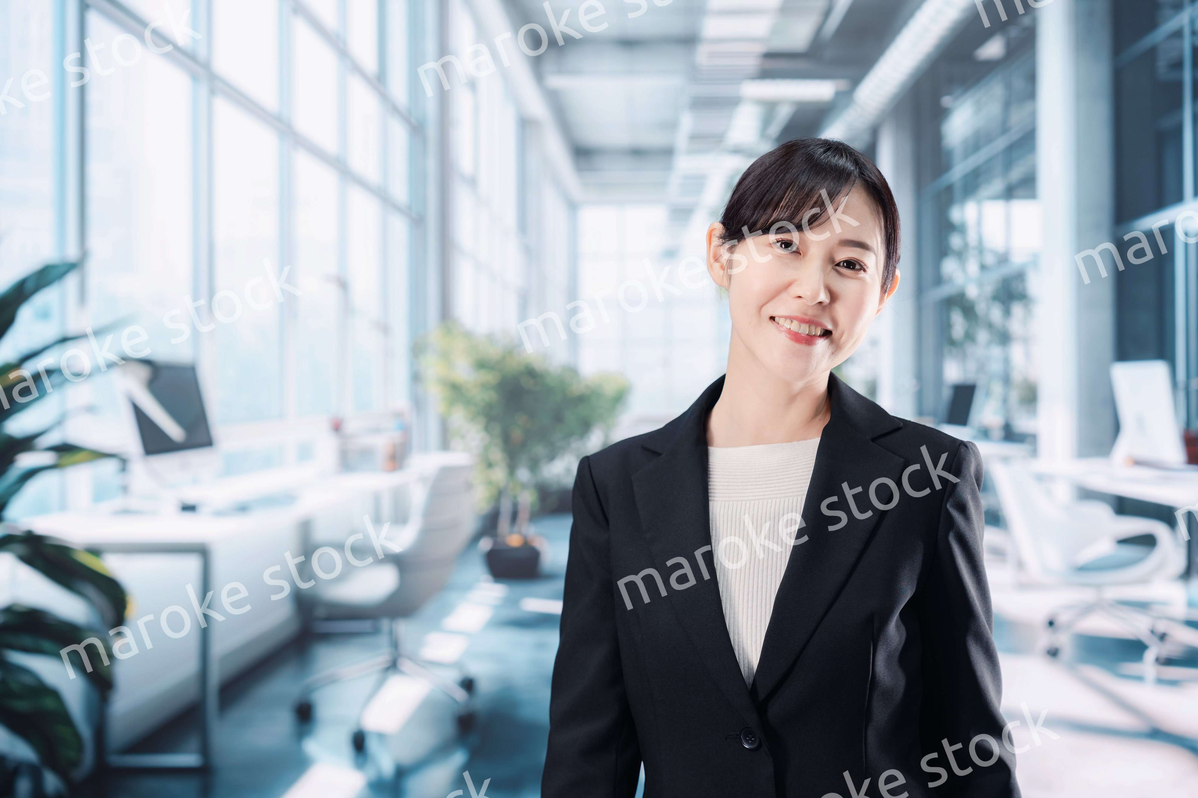 オフィスでバリバリ働くキャリアウーマン