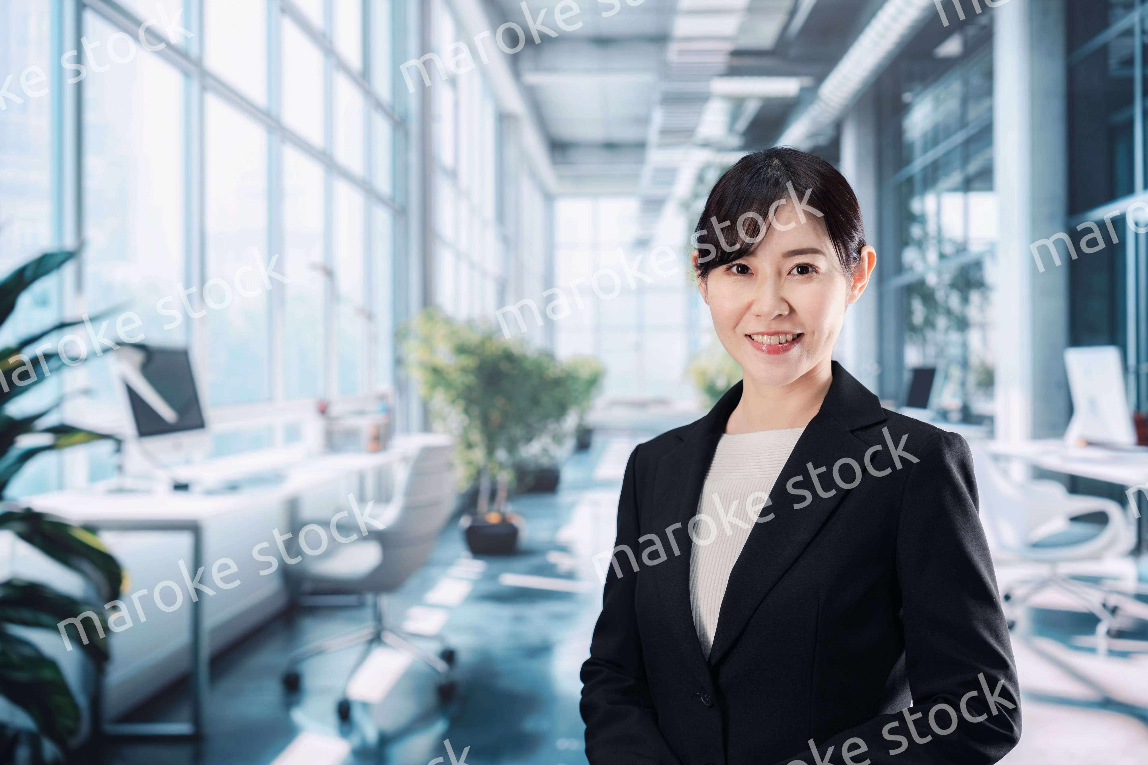 オフィスでバリバリ働くキャリアウーマン