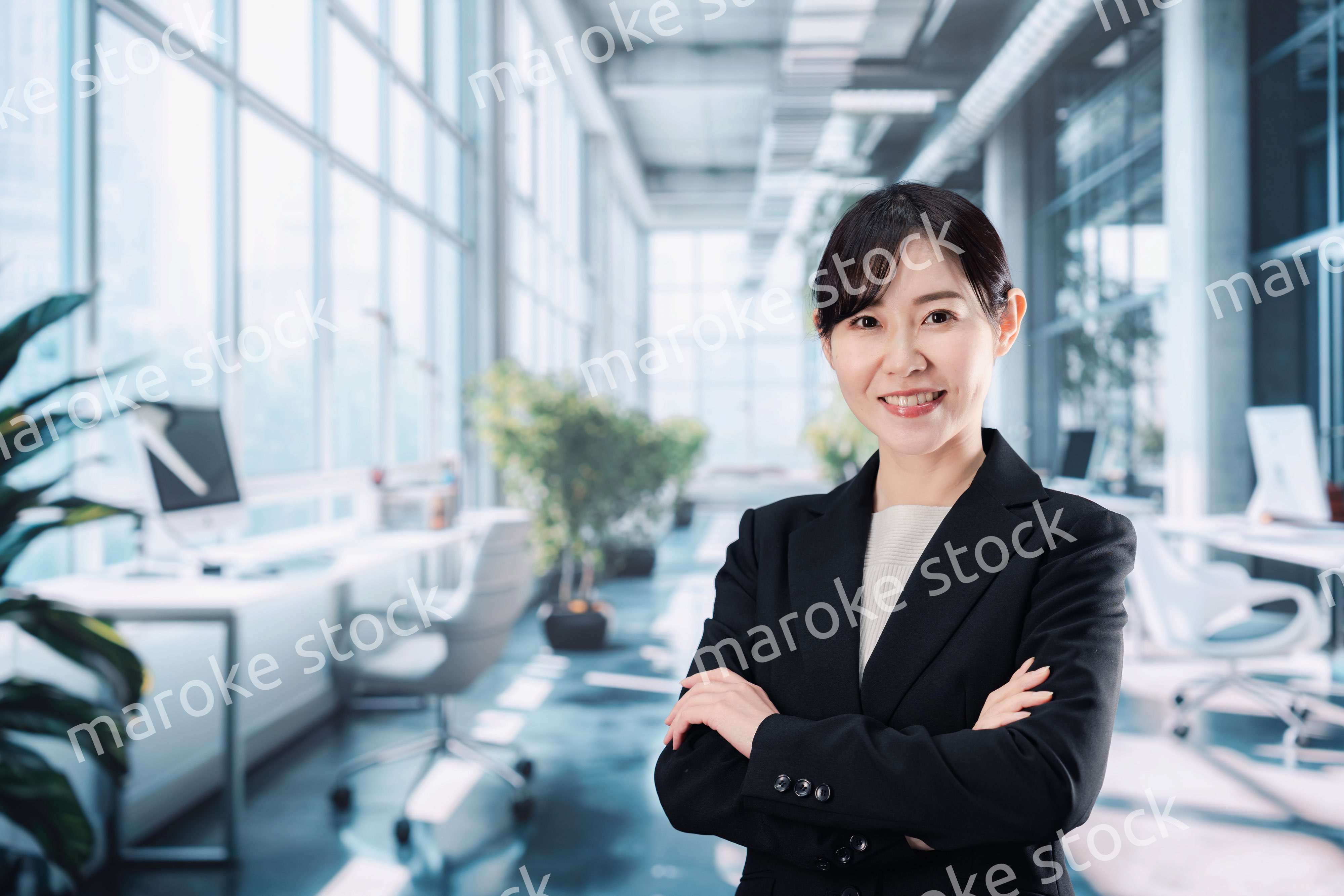 オフィスでバリバリ働くキャリアウーマン