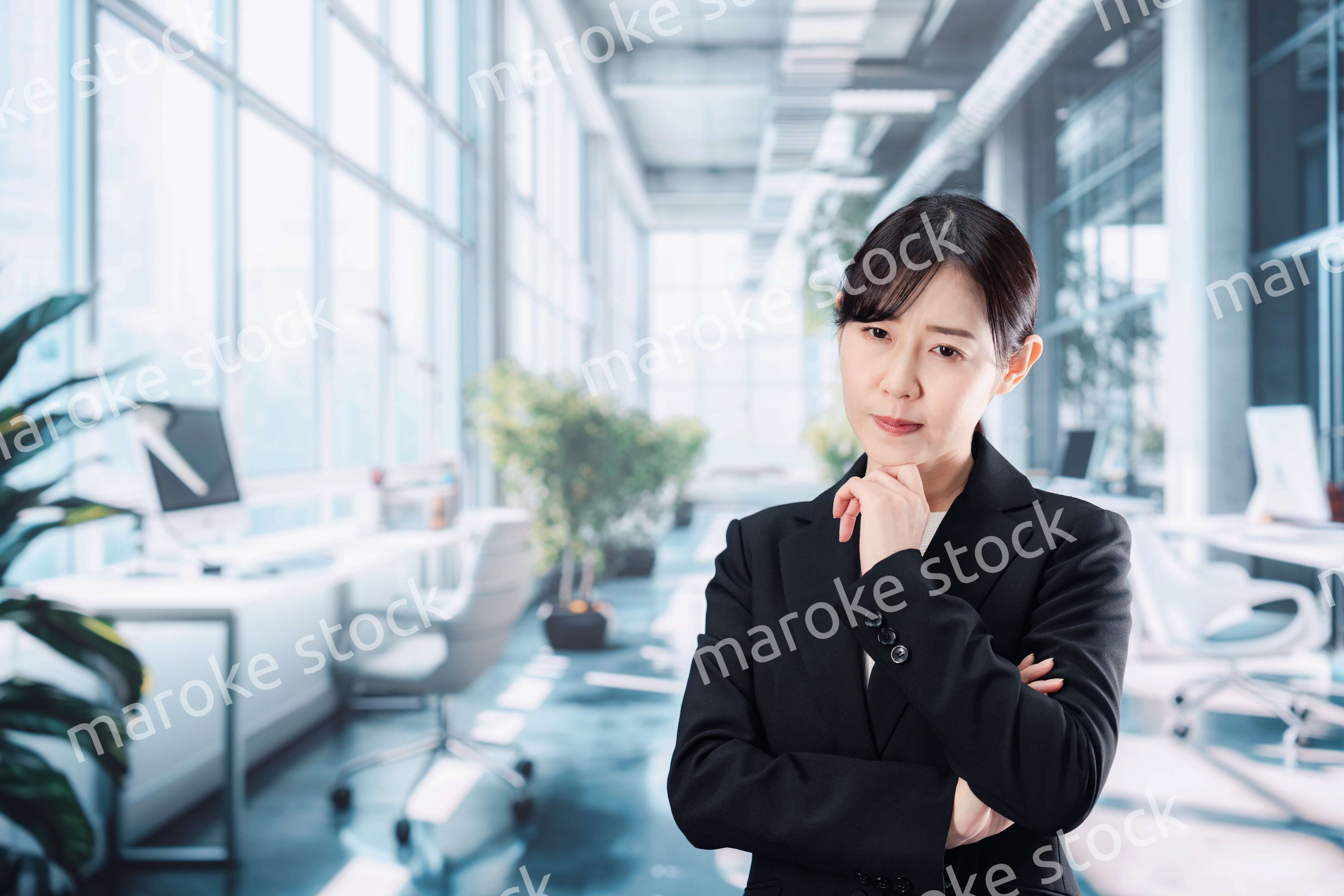 オフィスで悩むビジネスウーマン