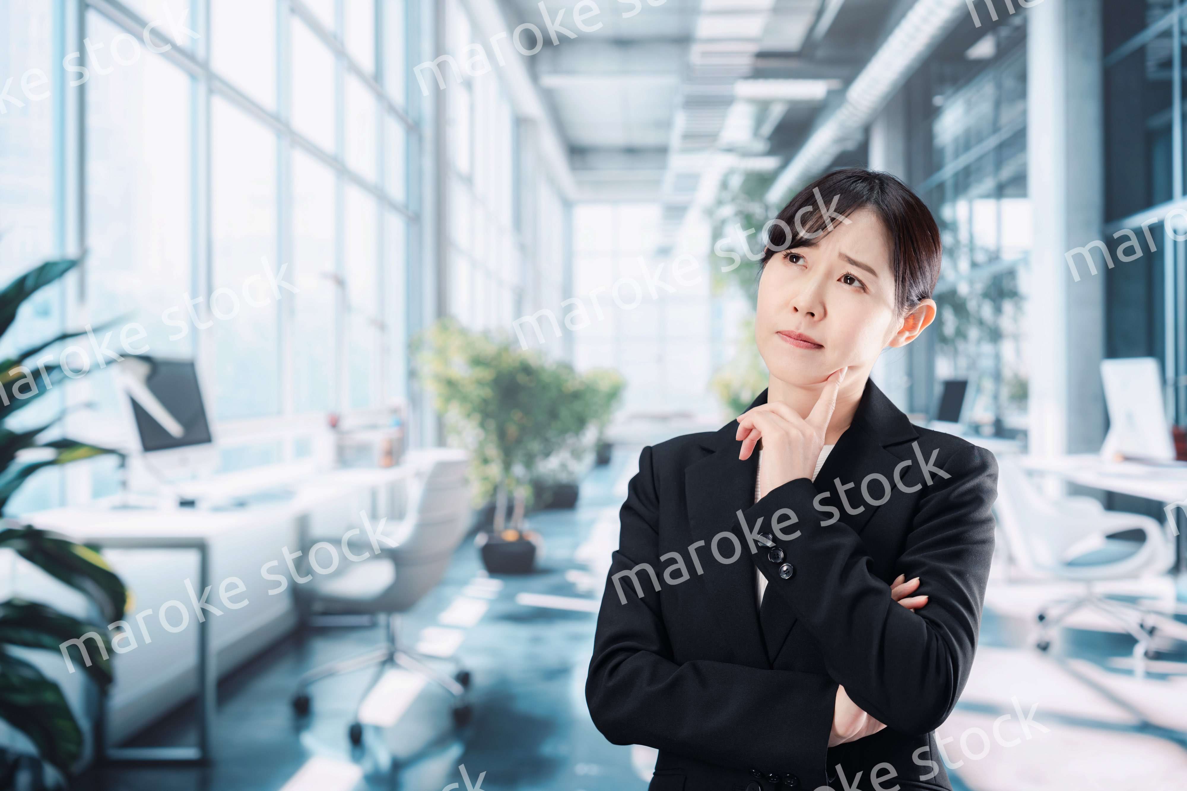 オフィスで悩むビジネスウーマン