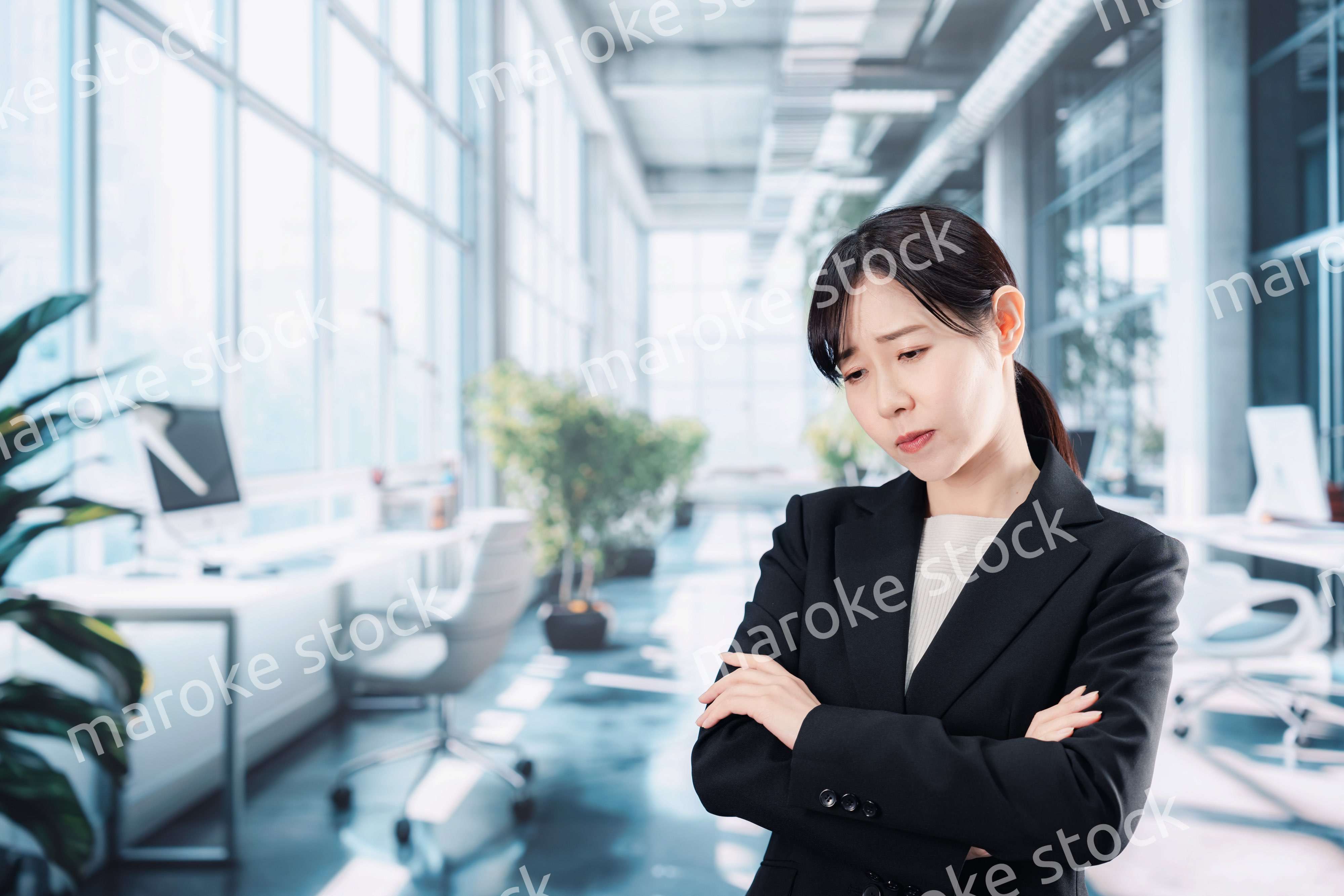 オフィスで悩むビジネスウーマン