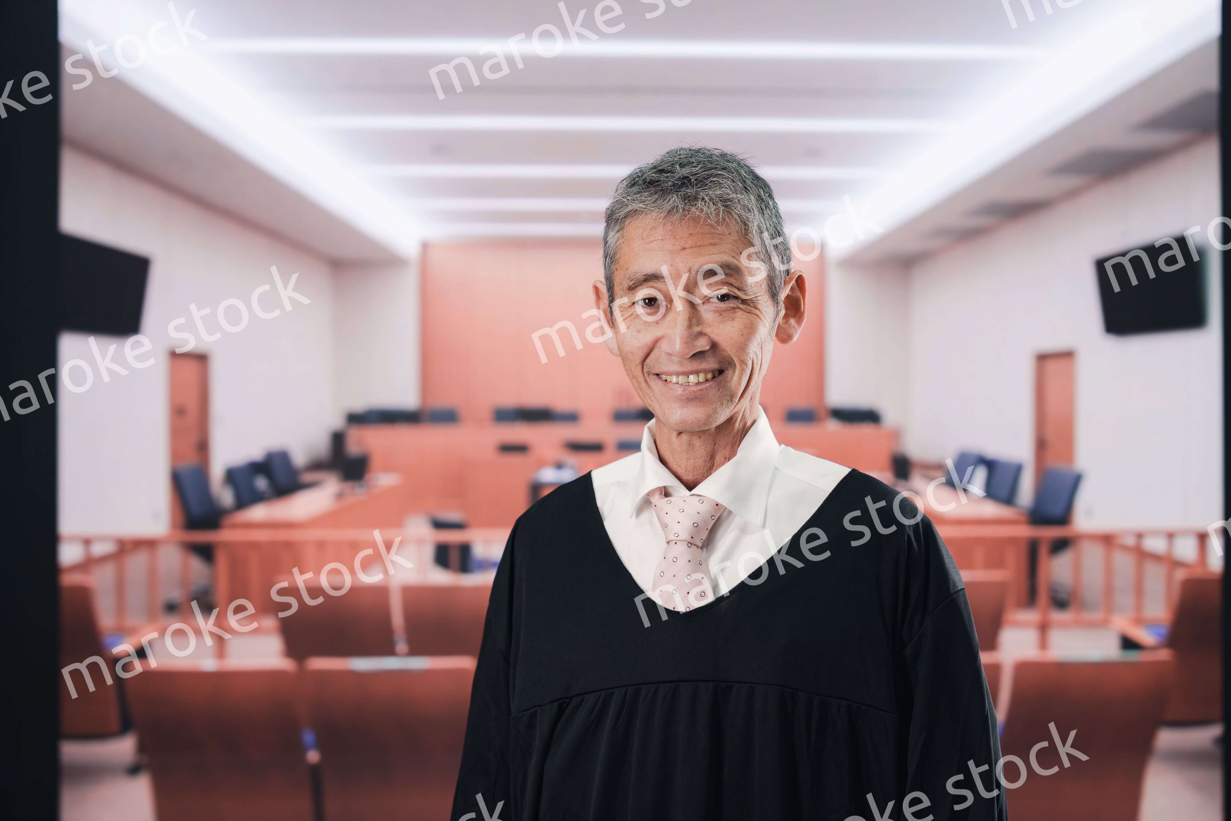 裁判所にいる高齢の裁判官