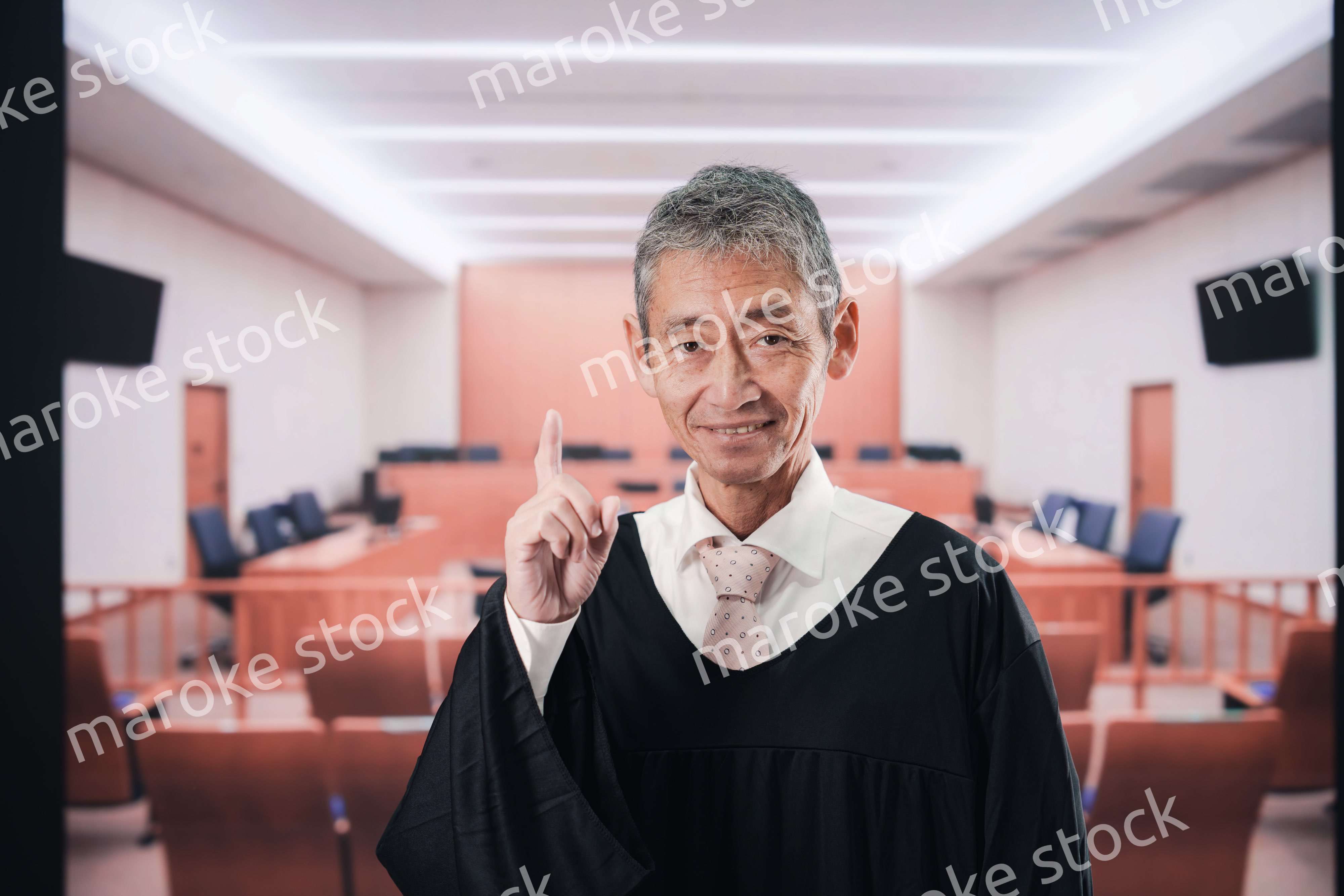 裁判所にいる高齢の裁判官