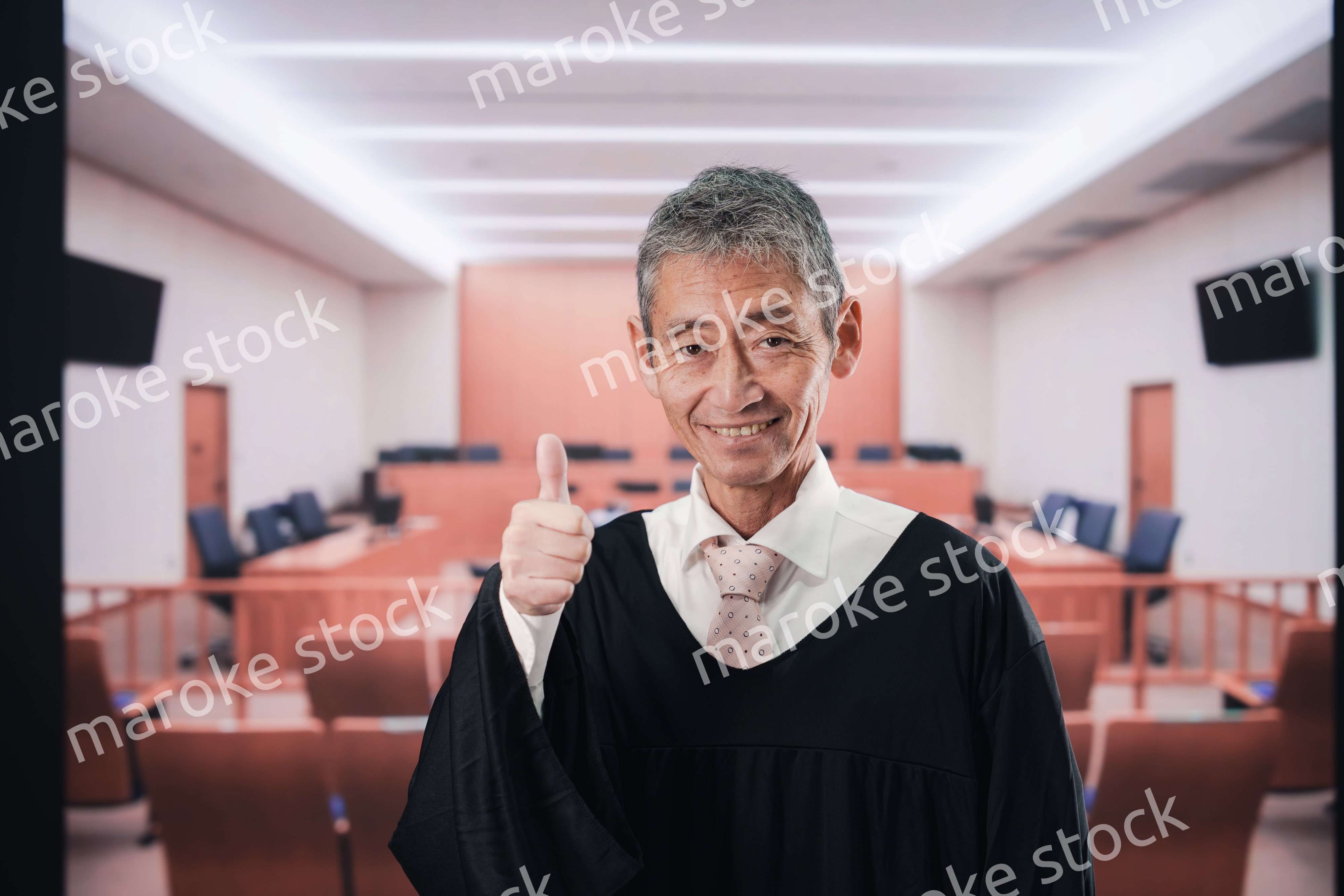 裁判所にいる高齢の裁判官