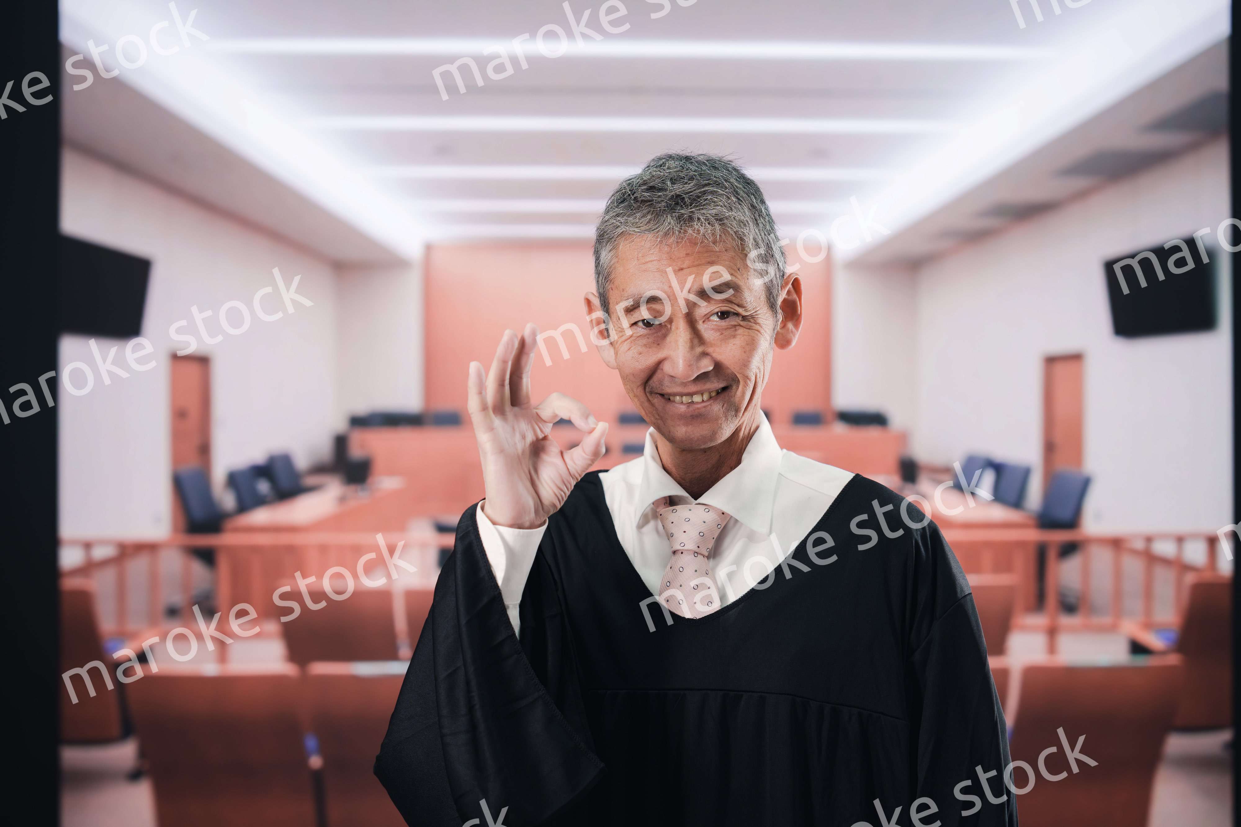 裁判所にいる高齢の裁判官