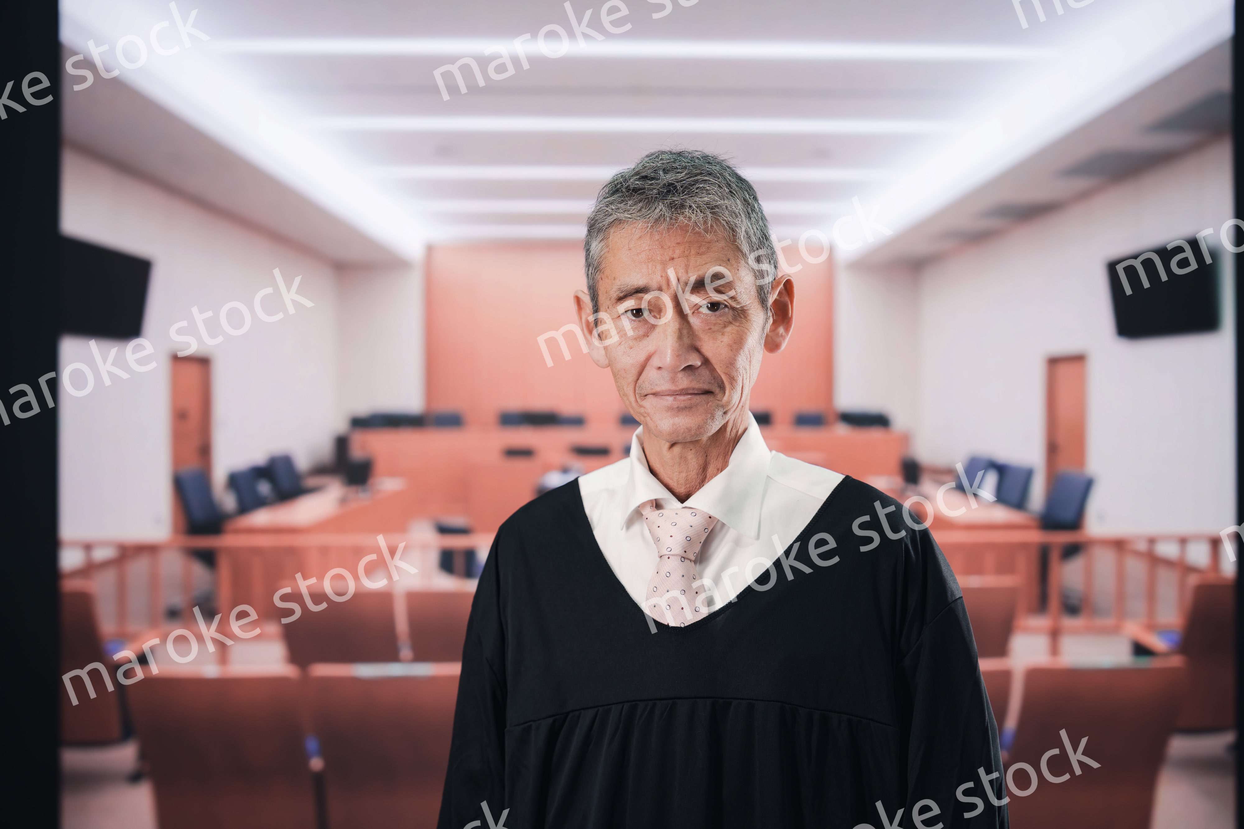 裁判所にいる高齢の裁判官