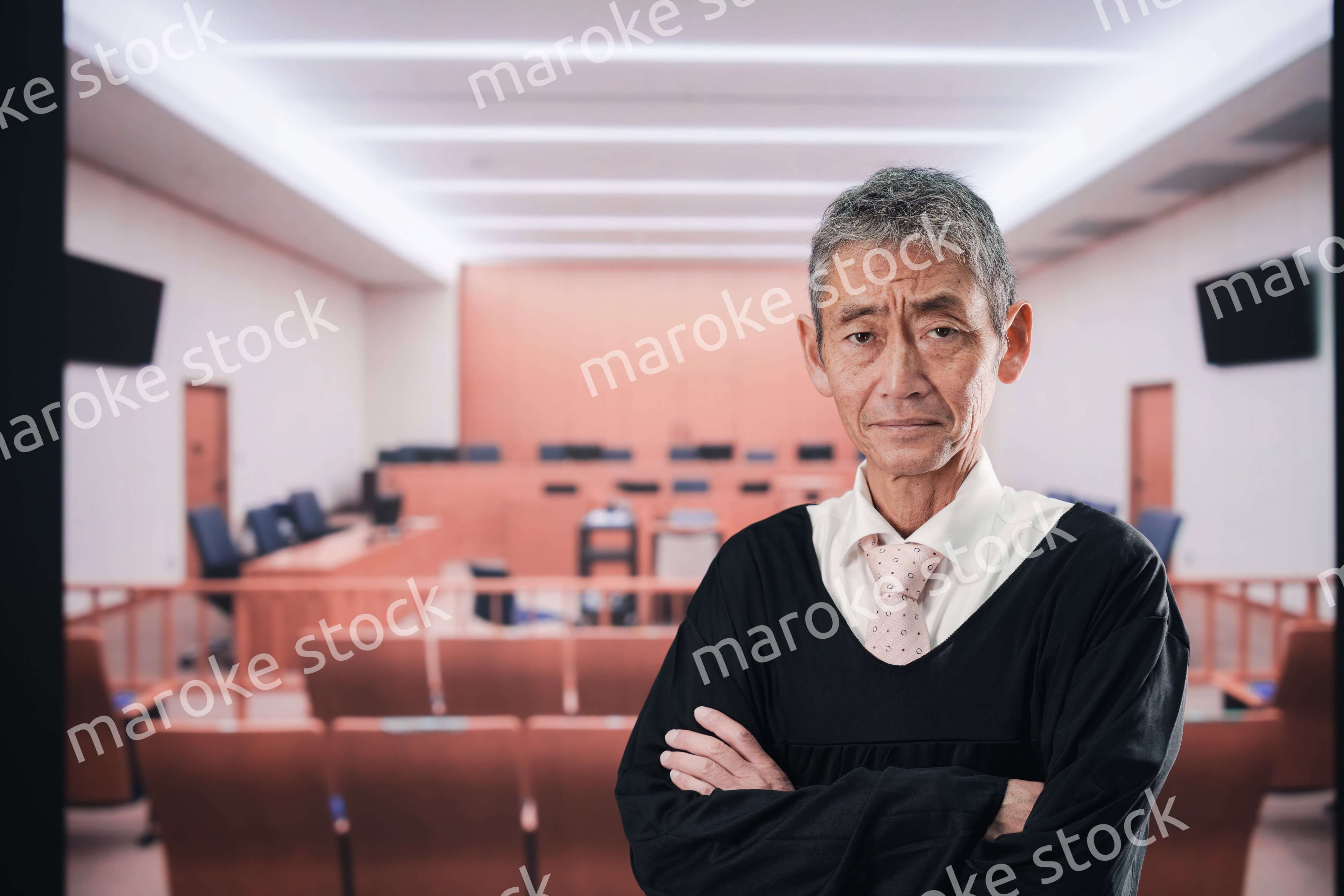 裁判所にいる高齢の裁判官