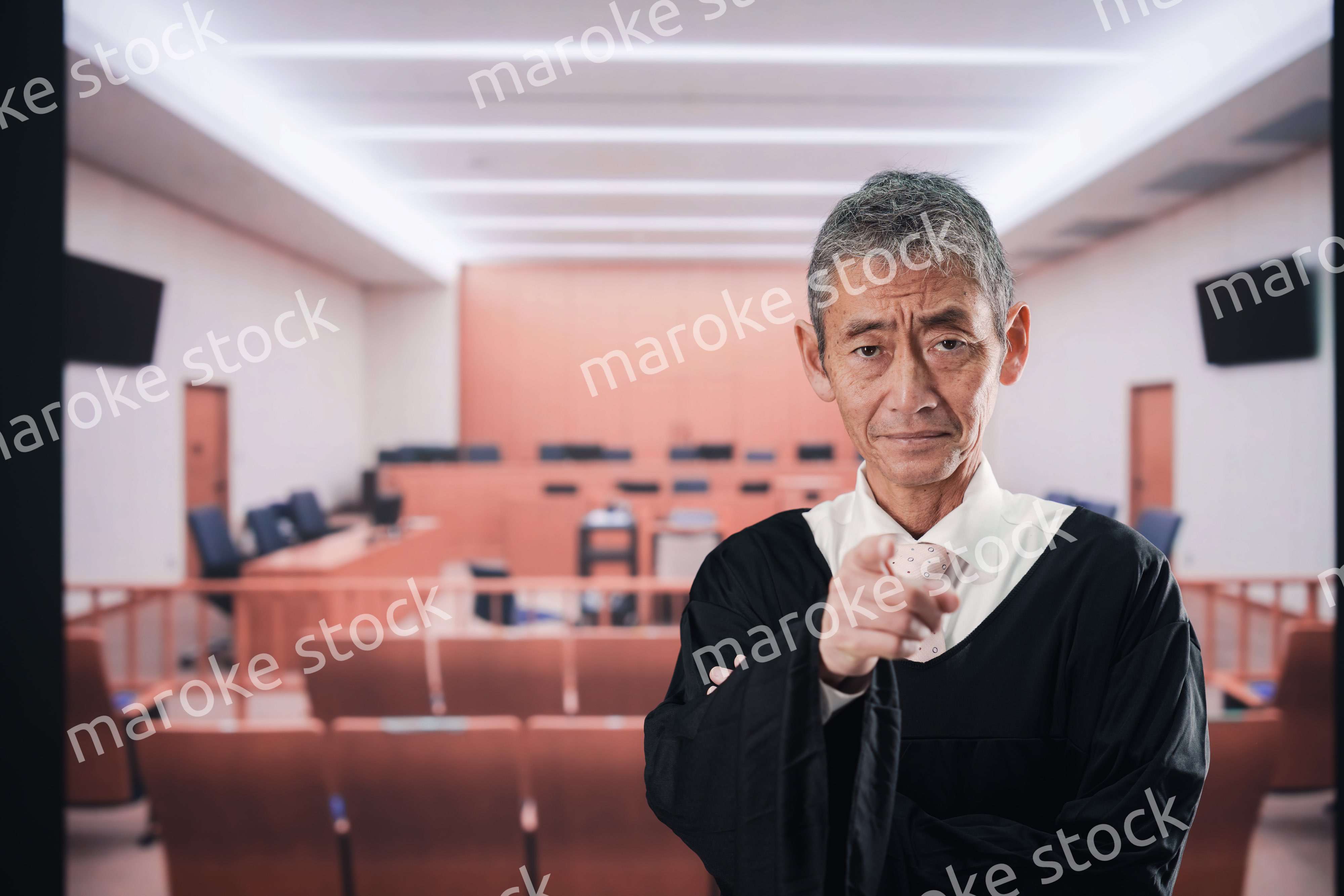 裁判所にいる高齢の裁判官