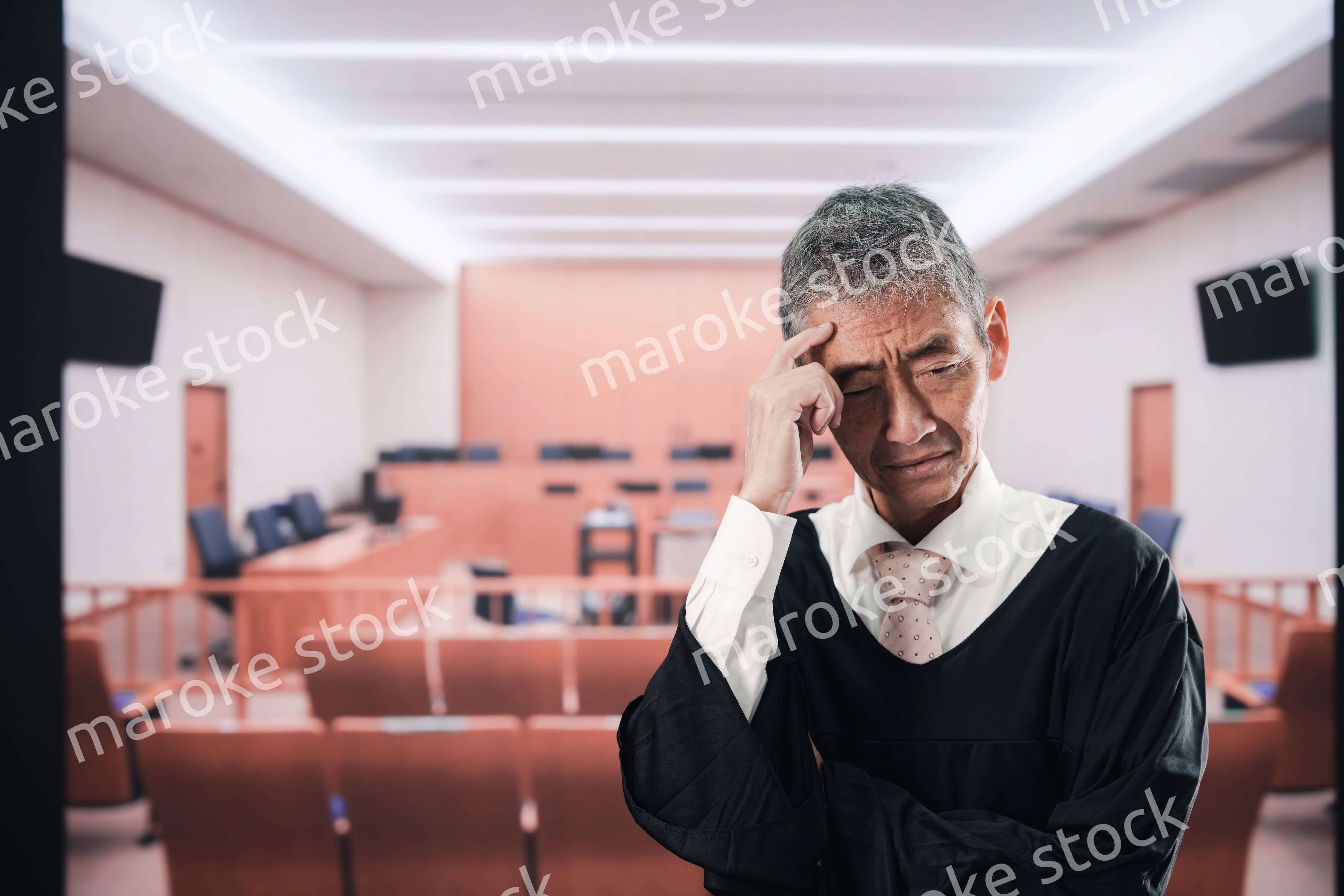 裁判所にいる高齢の裁判官