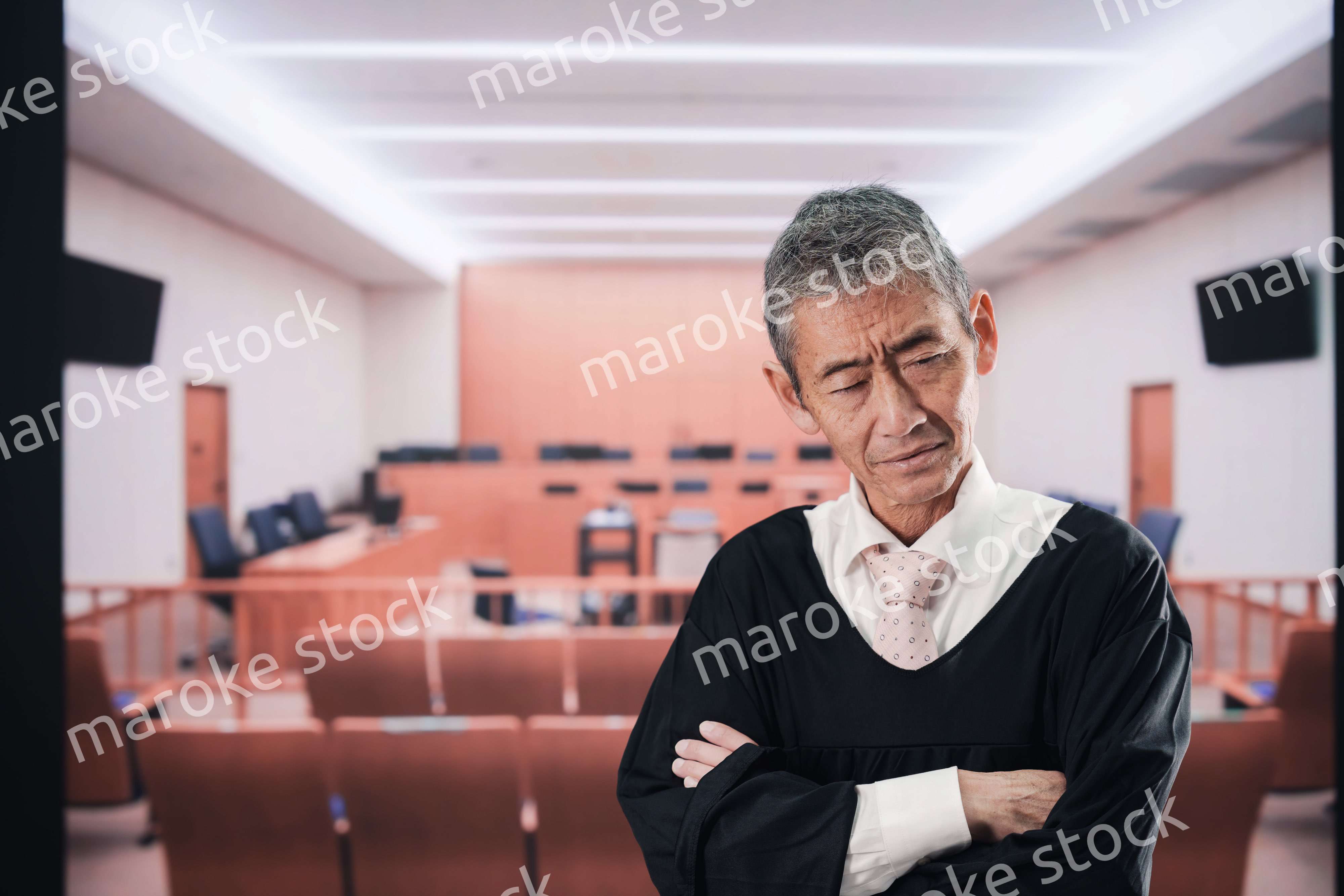 裁判所にいる高齢の裁判官