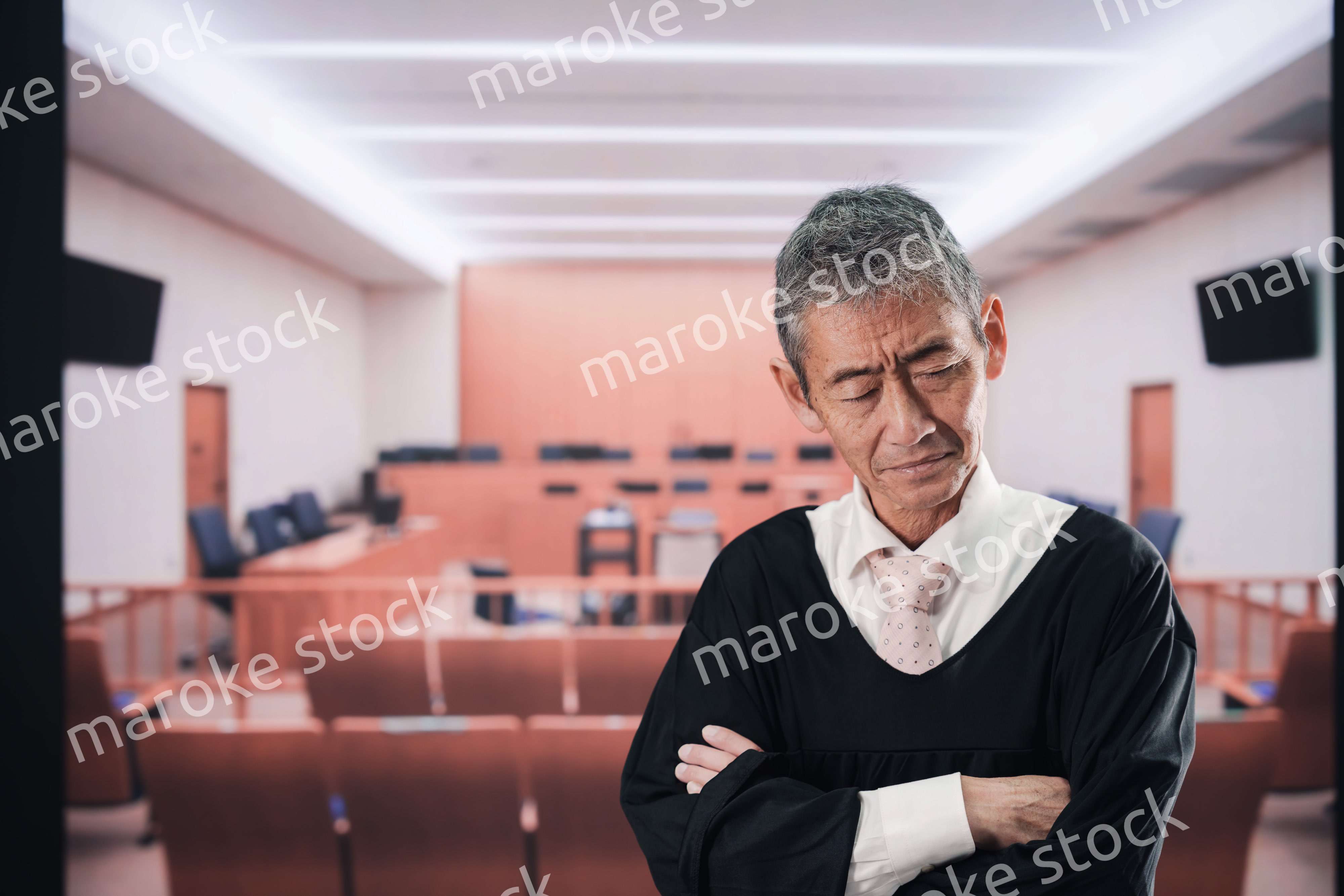 裁判所にいる高齢の裁判官