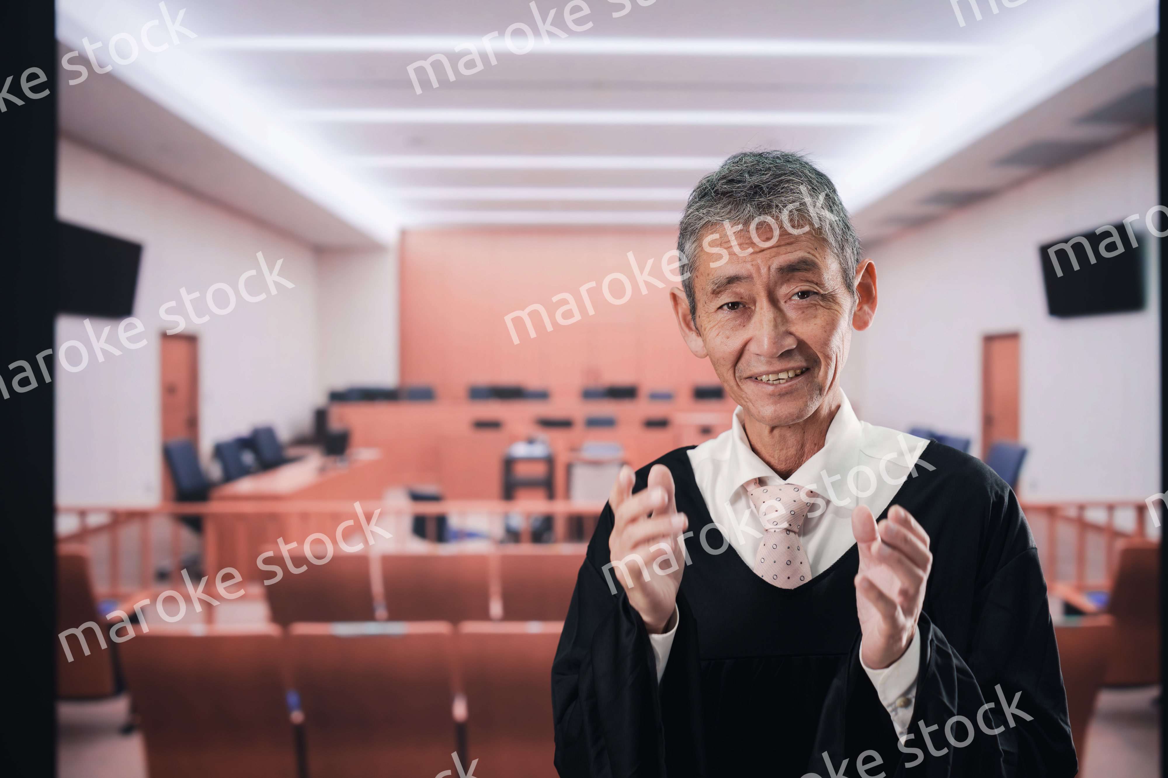 裁判所にいる高齢の裁判官