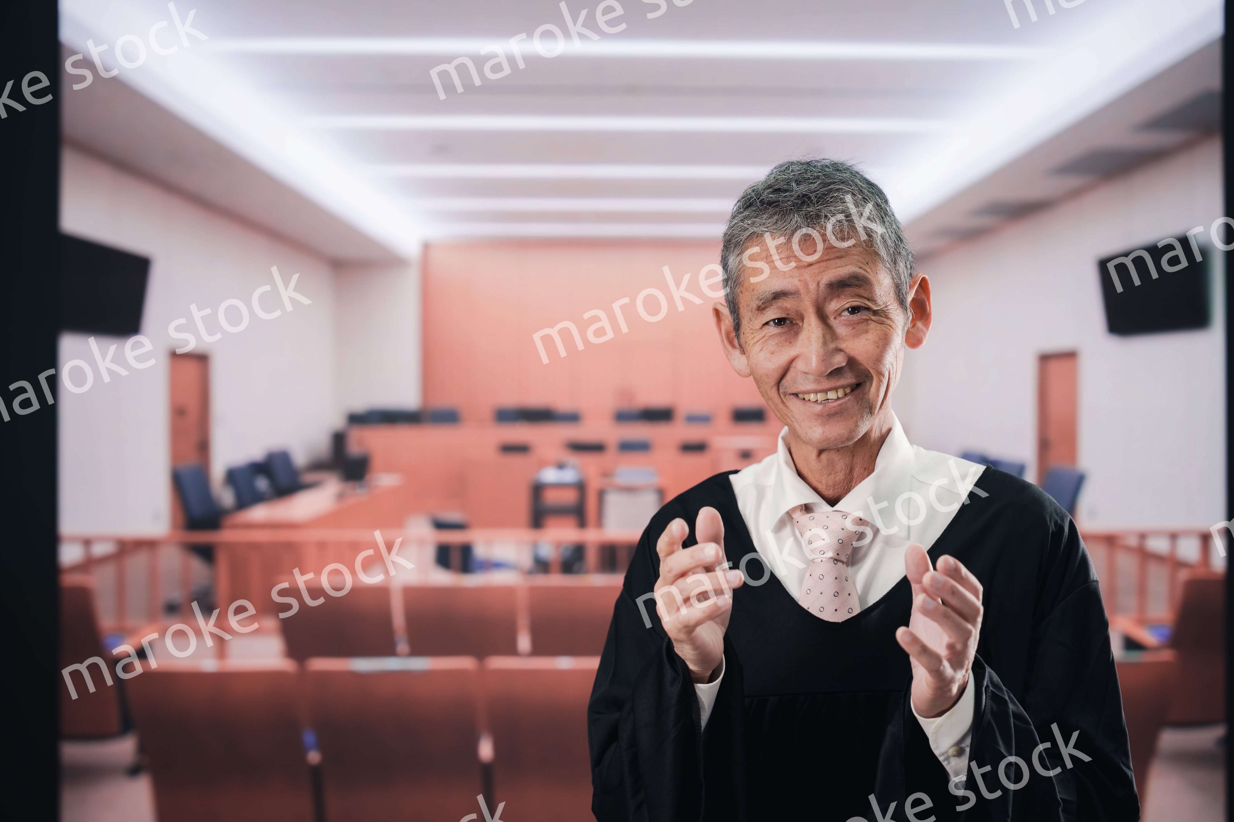 裁判所にいる高齢の裁判官