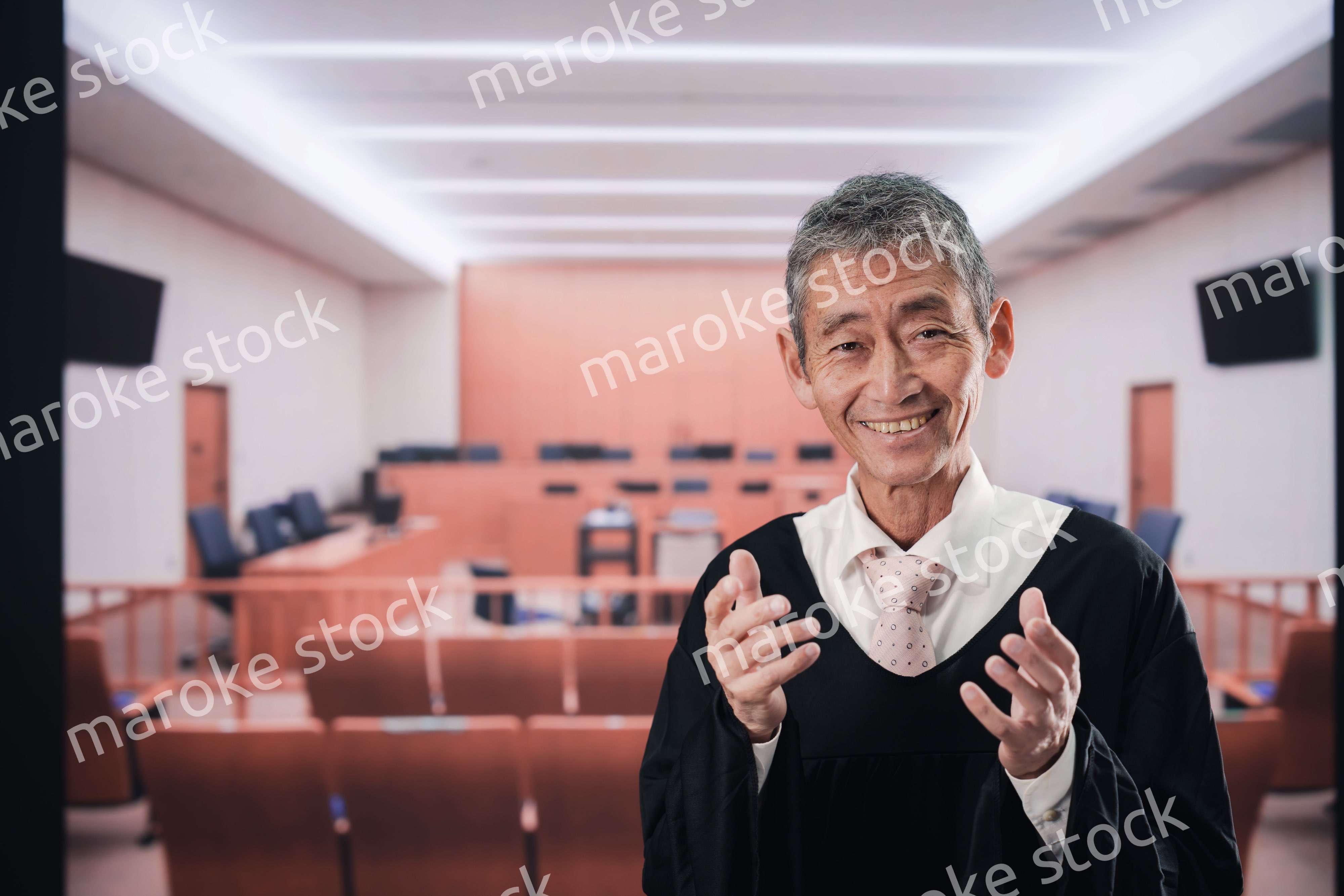 裁判所にいる高齢の裁判官