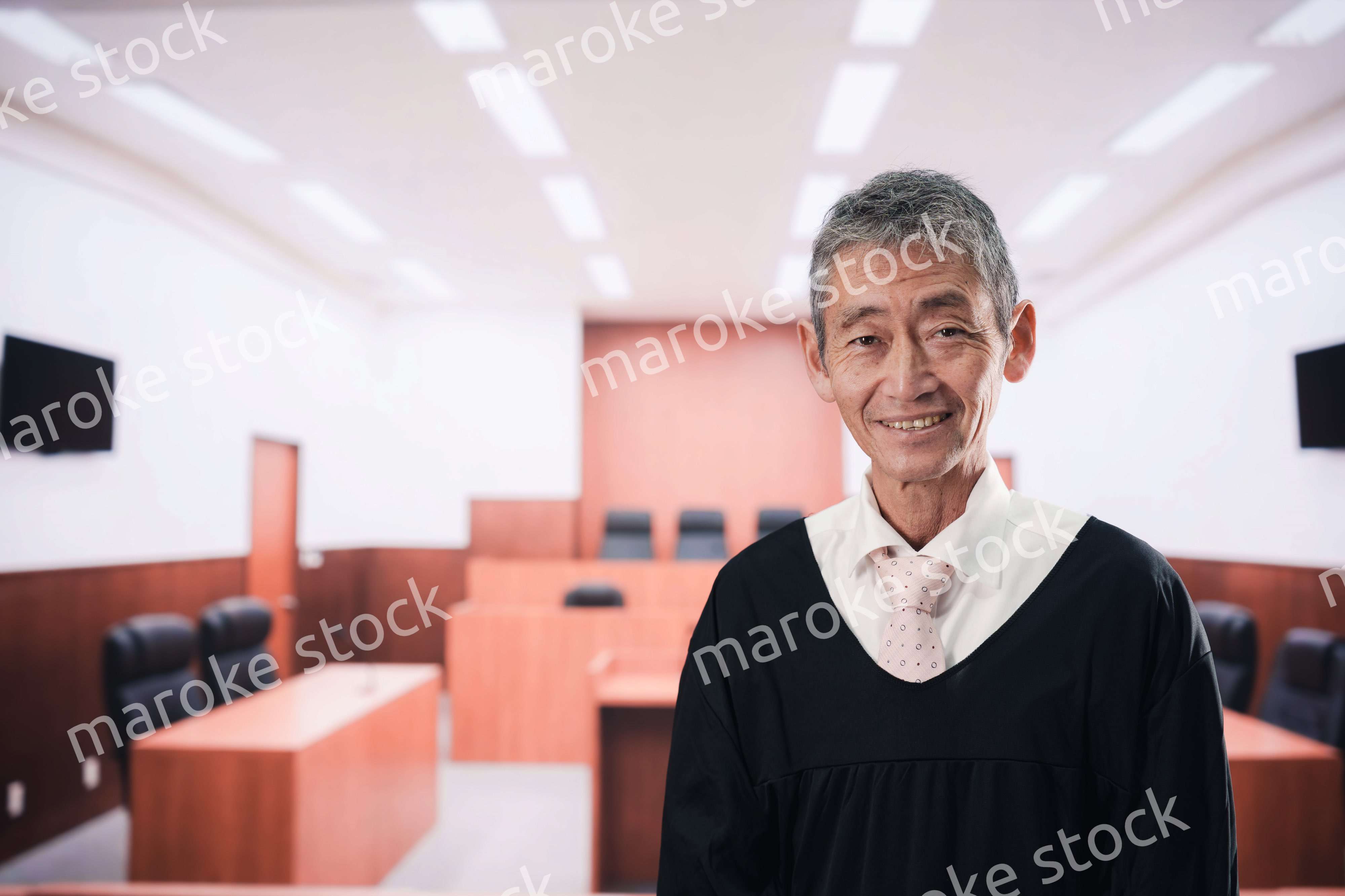 裁判所にいる高齢の裁判官