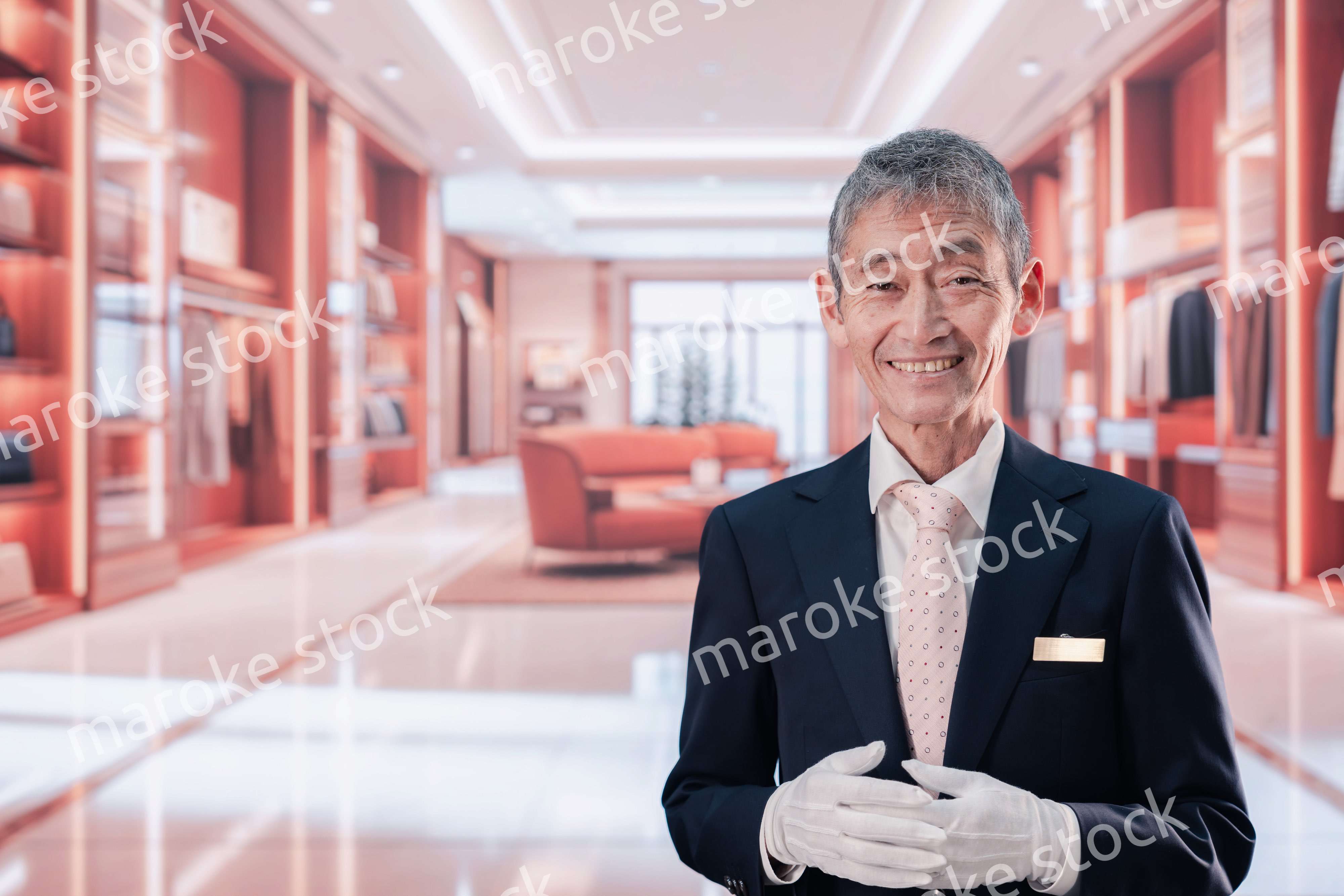 高級ブランド店で接客をする中年の男性