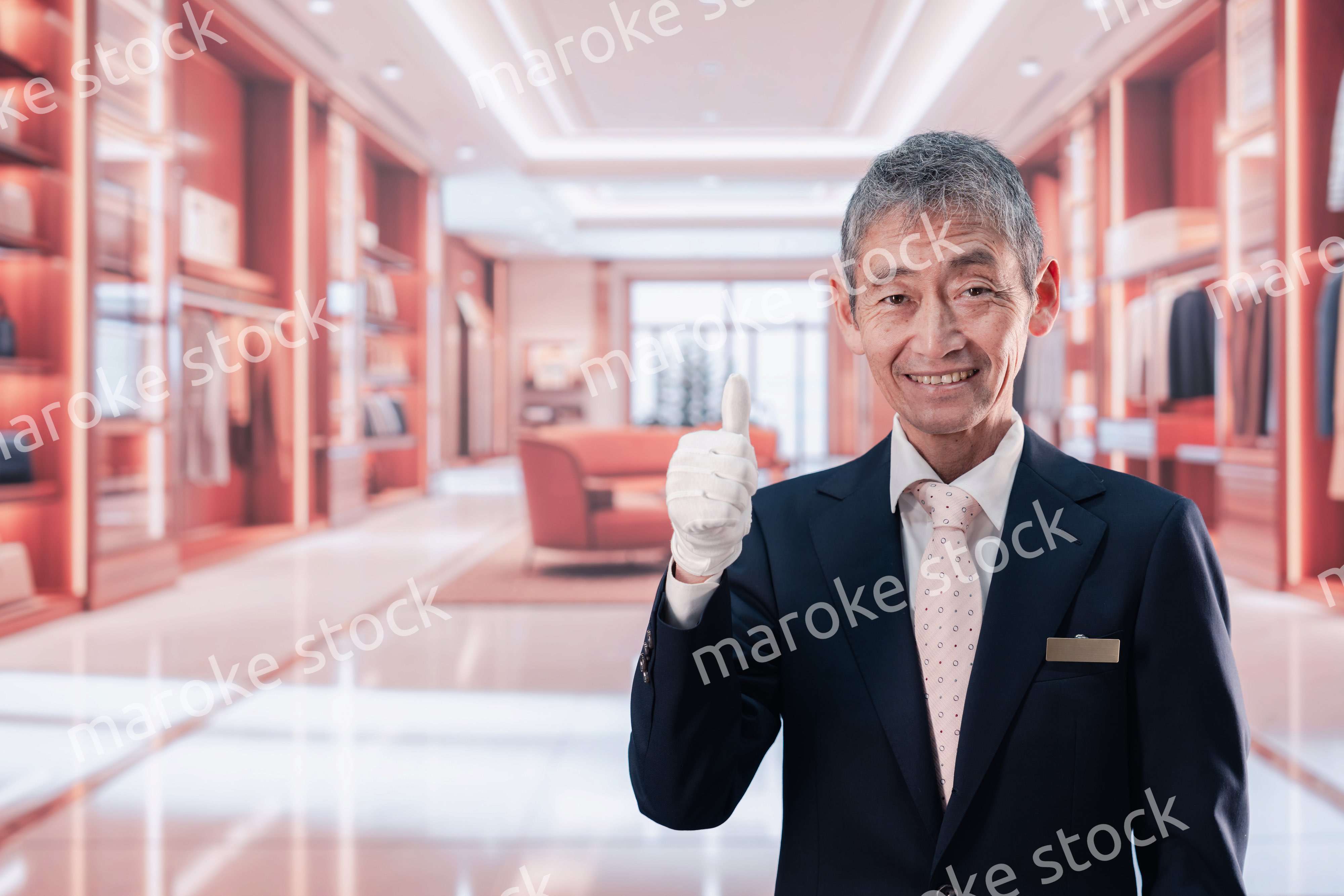 高級ブランド店で接客をする中年の男性
