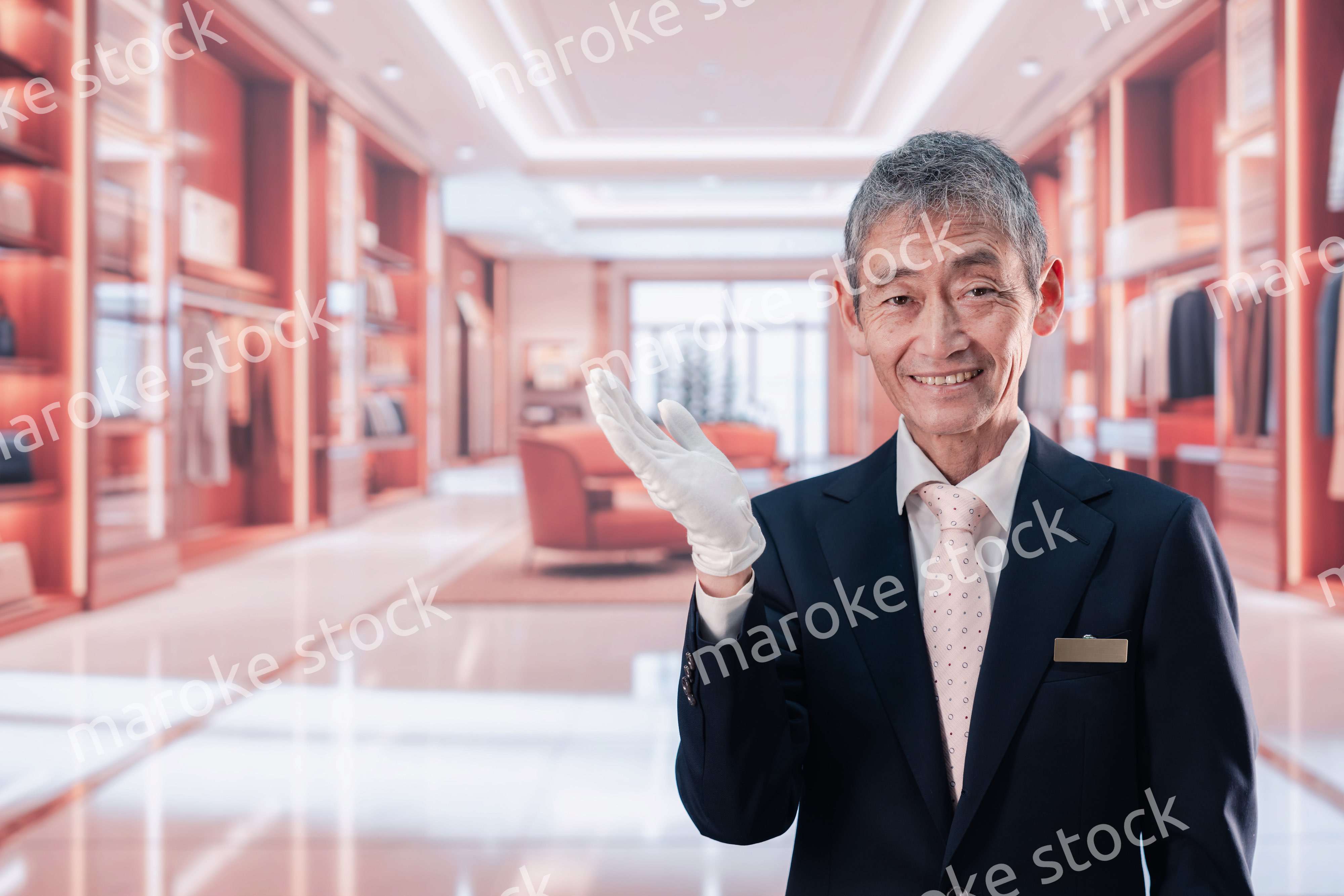 高級ブランド店で接客をする中年の男性