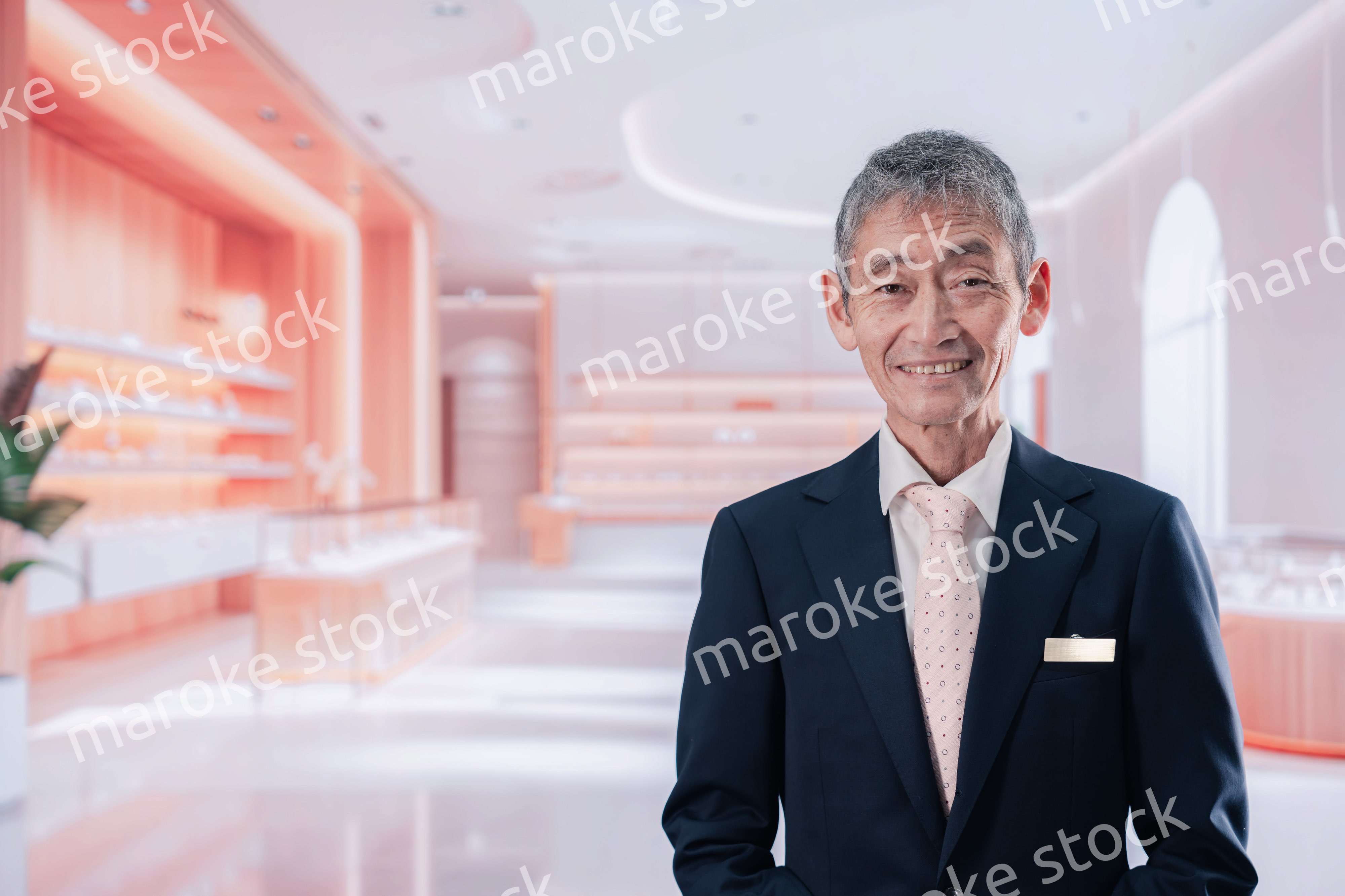 高級ブランド店で接客をする中年の男性