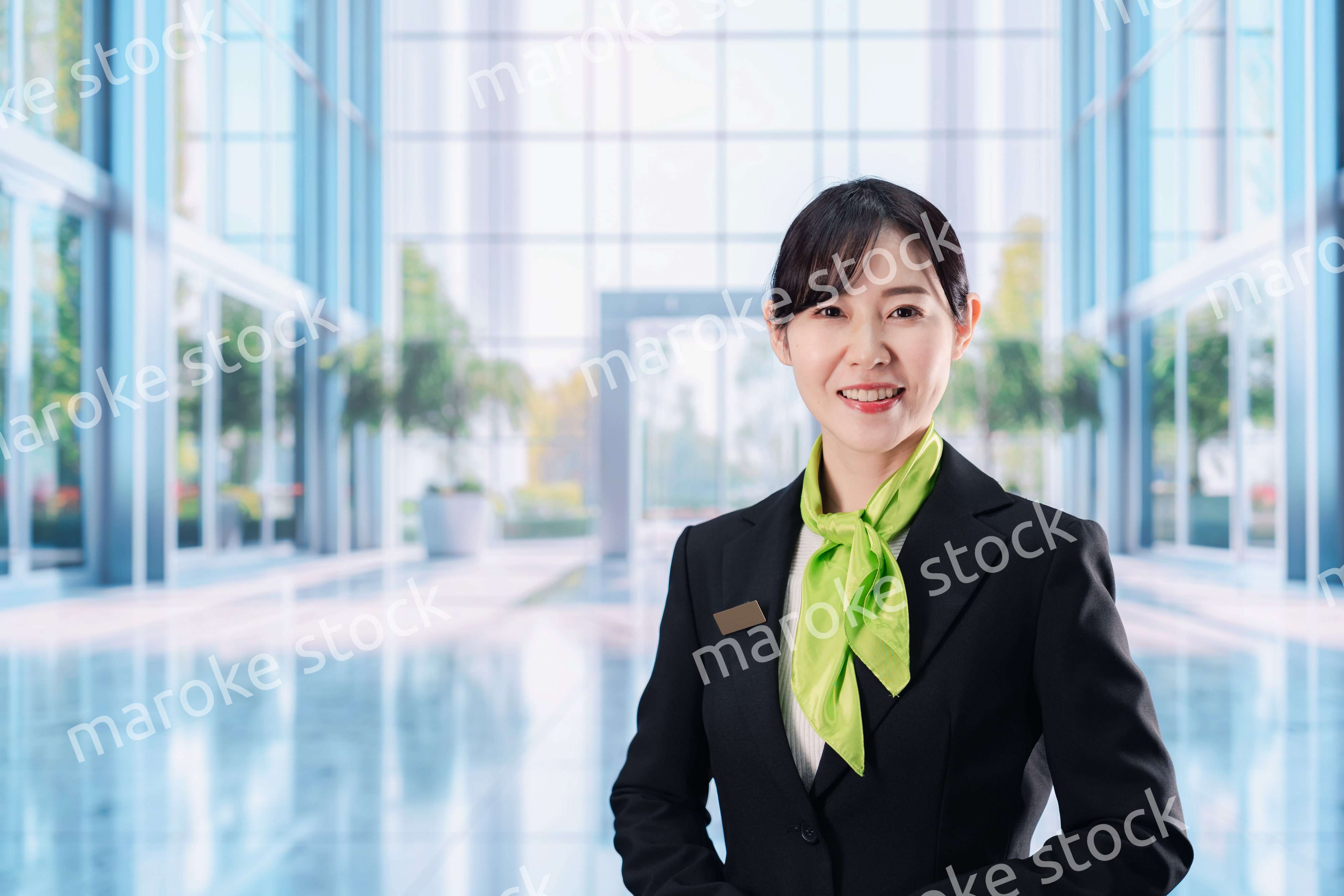 オフィスの受付を担当する若い女性