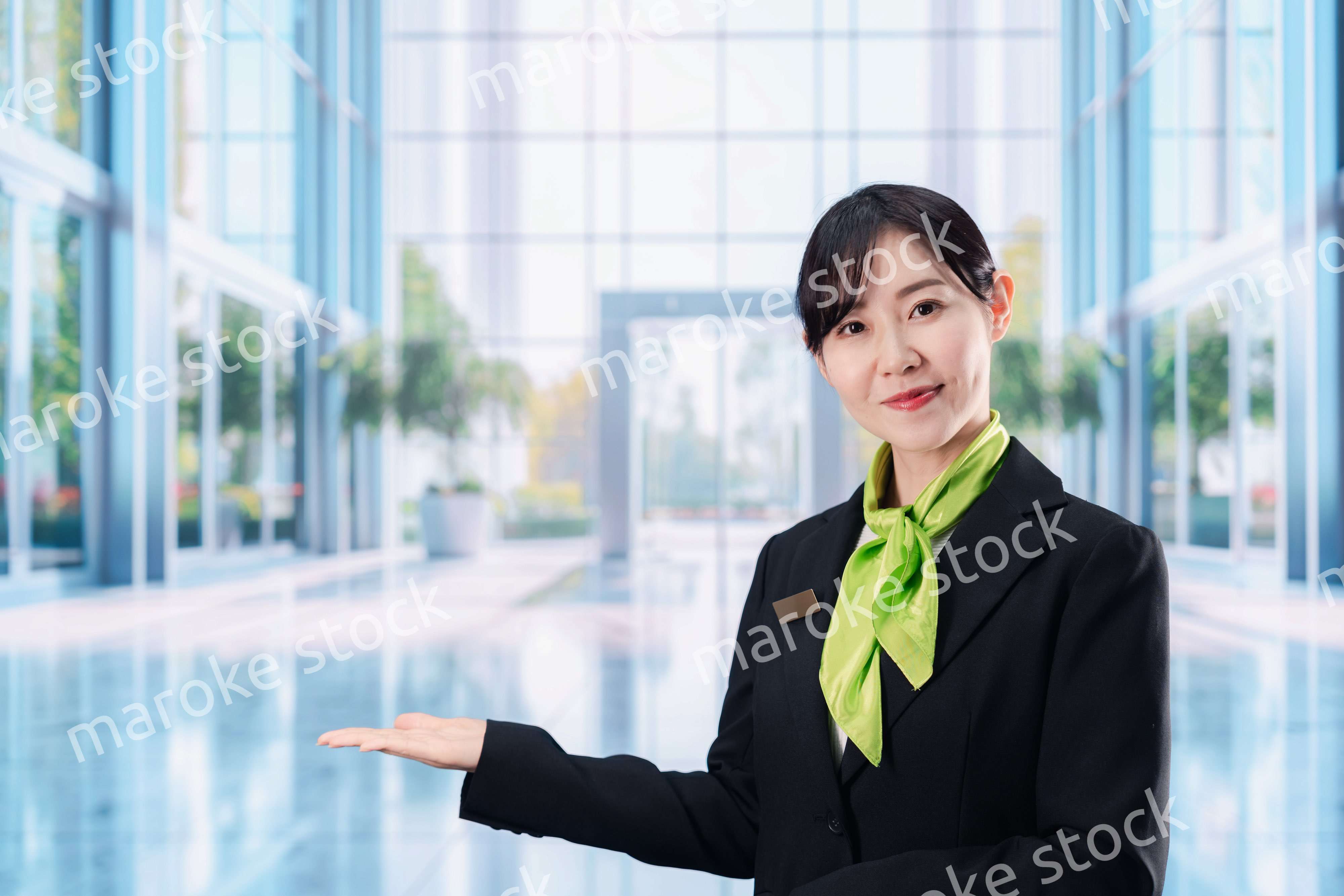 オフィスの受付を担当する若い女性