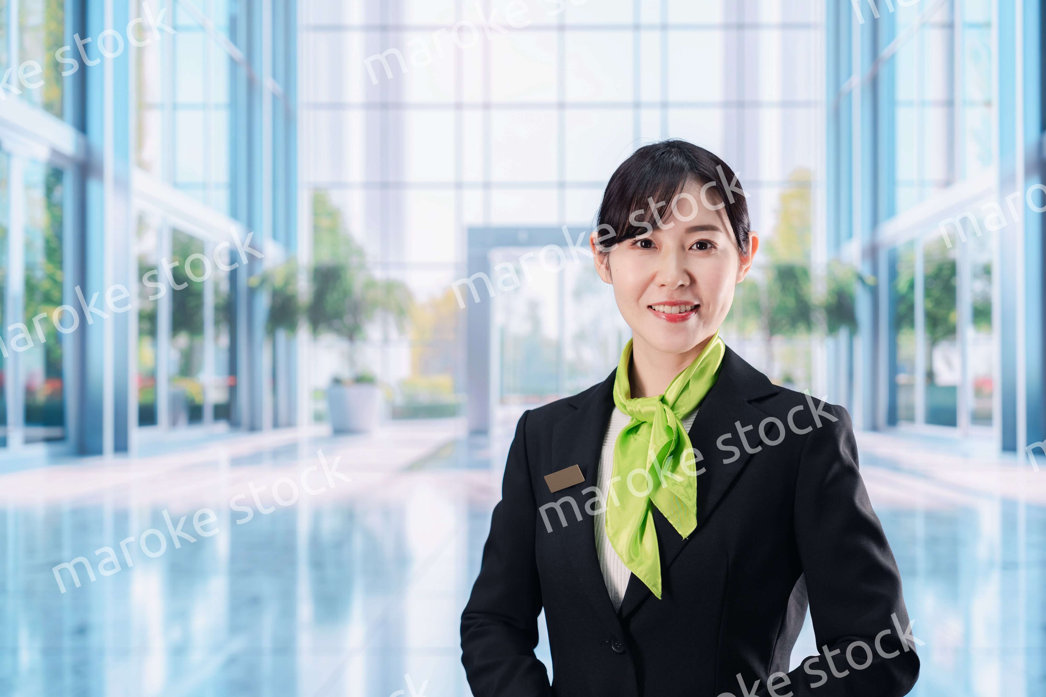 オフィスの受付を担当する若い女性