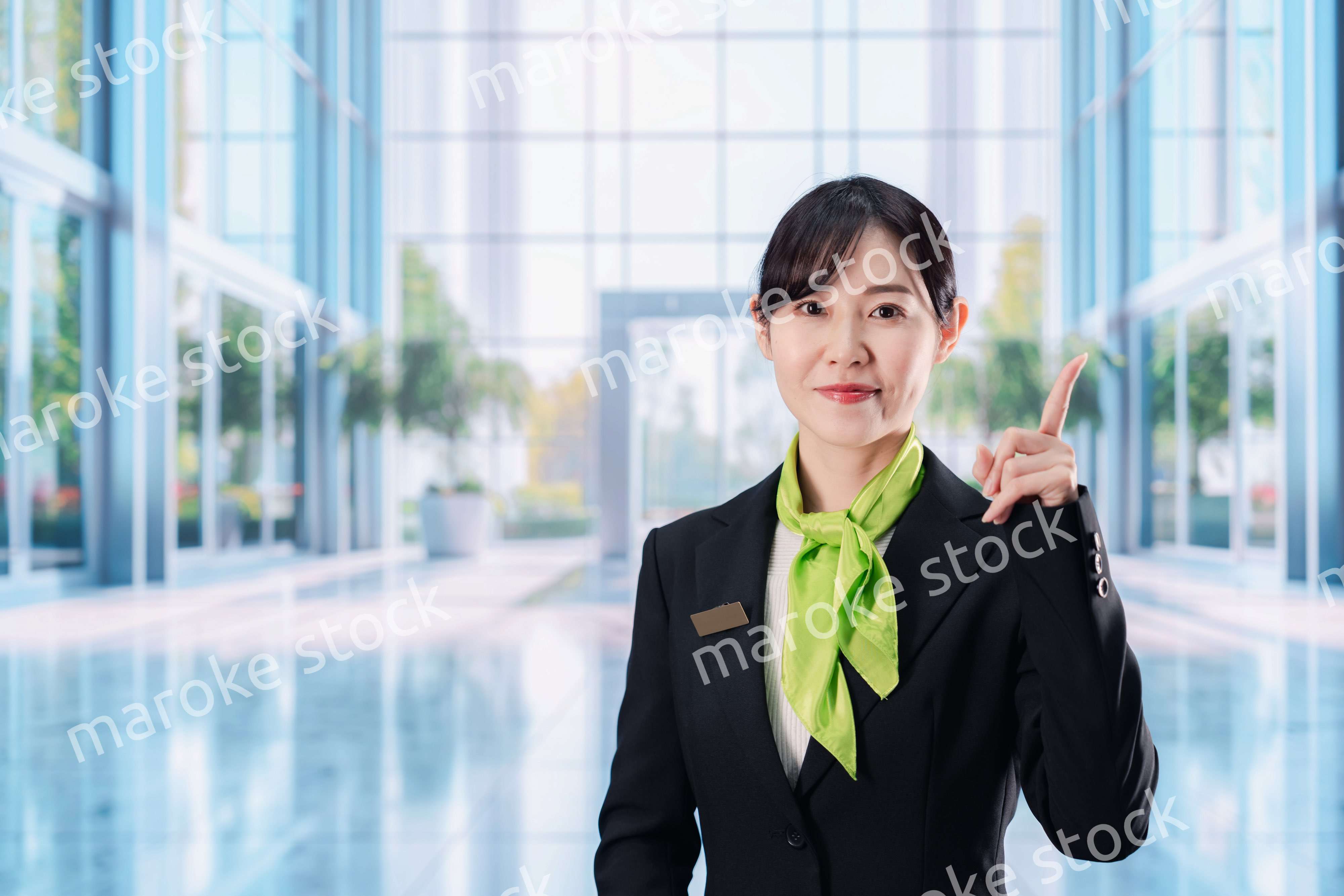 オフィスの受付を担当する若い女性