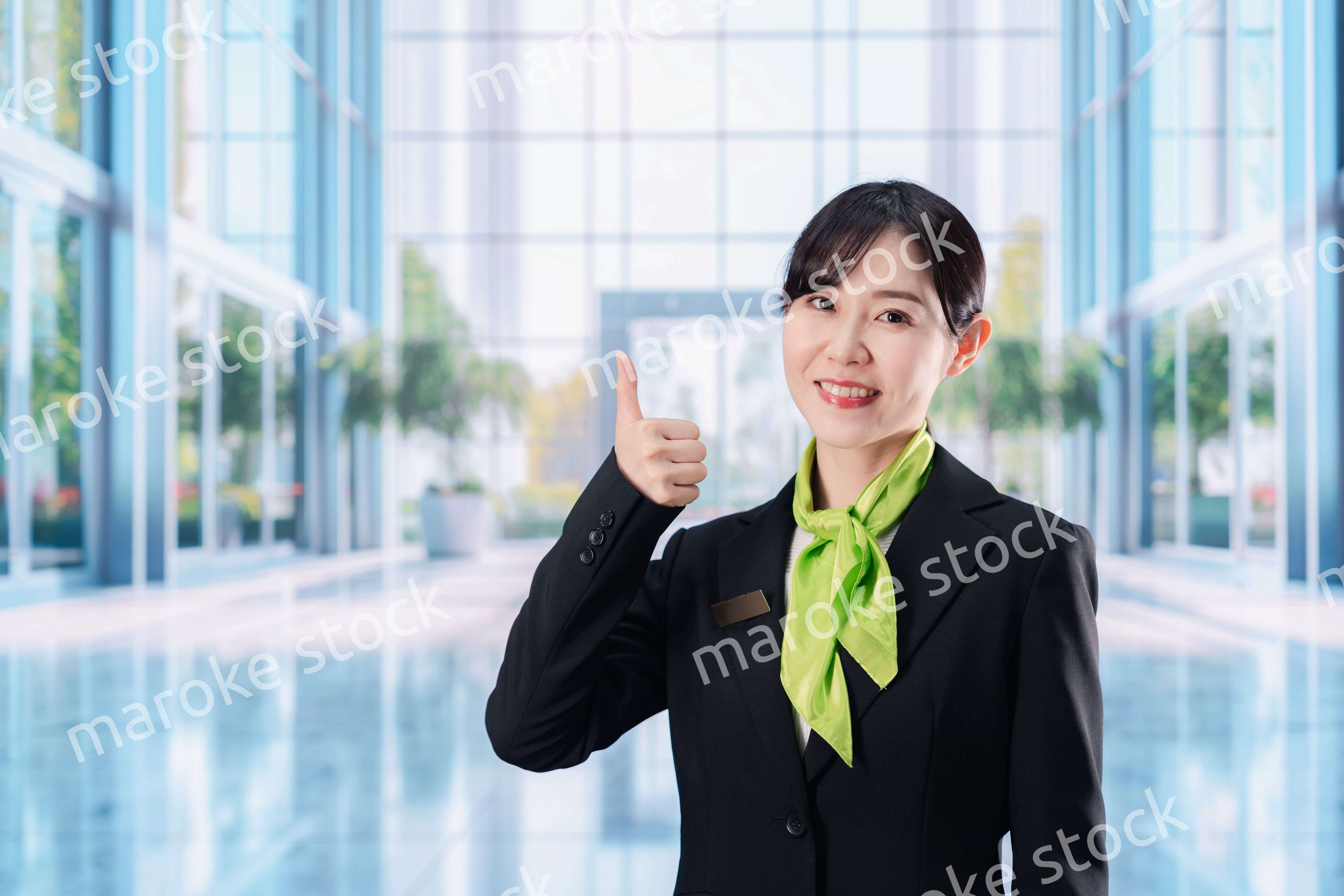 オフィスの受付を担当する若い女性