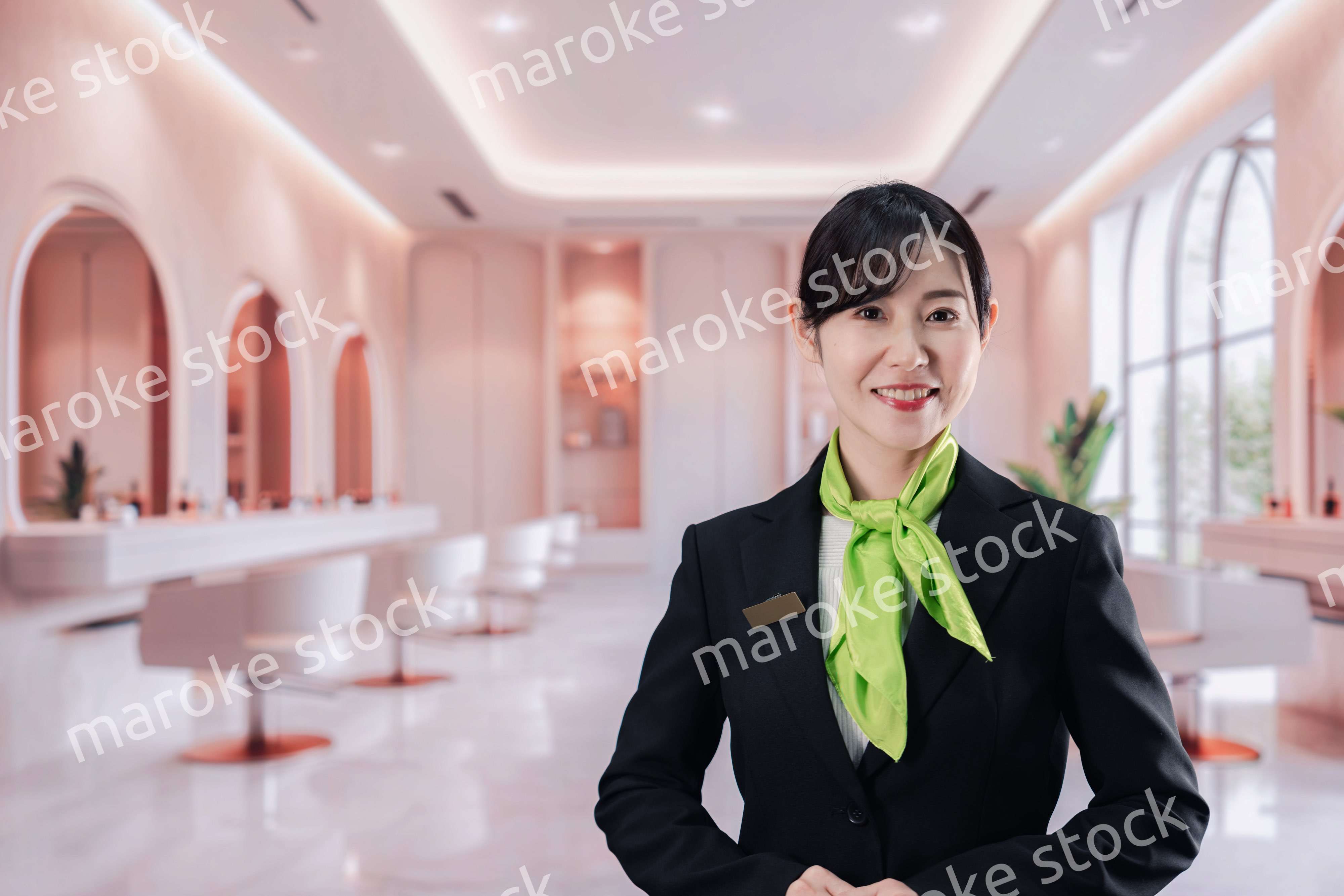 サロンで接客をする若い女性