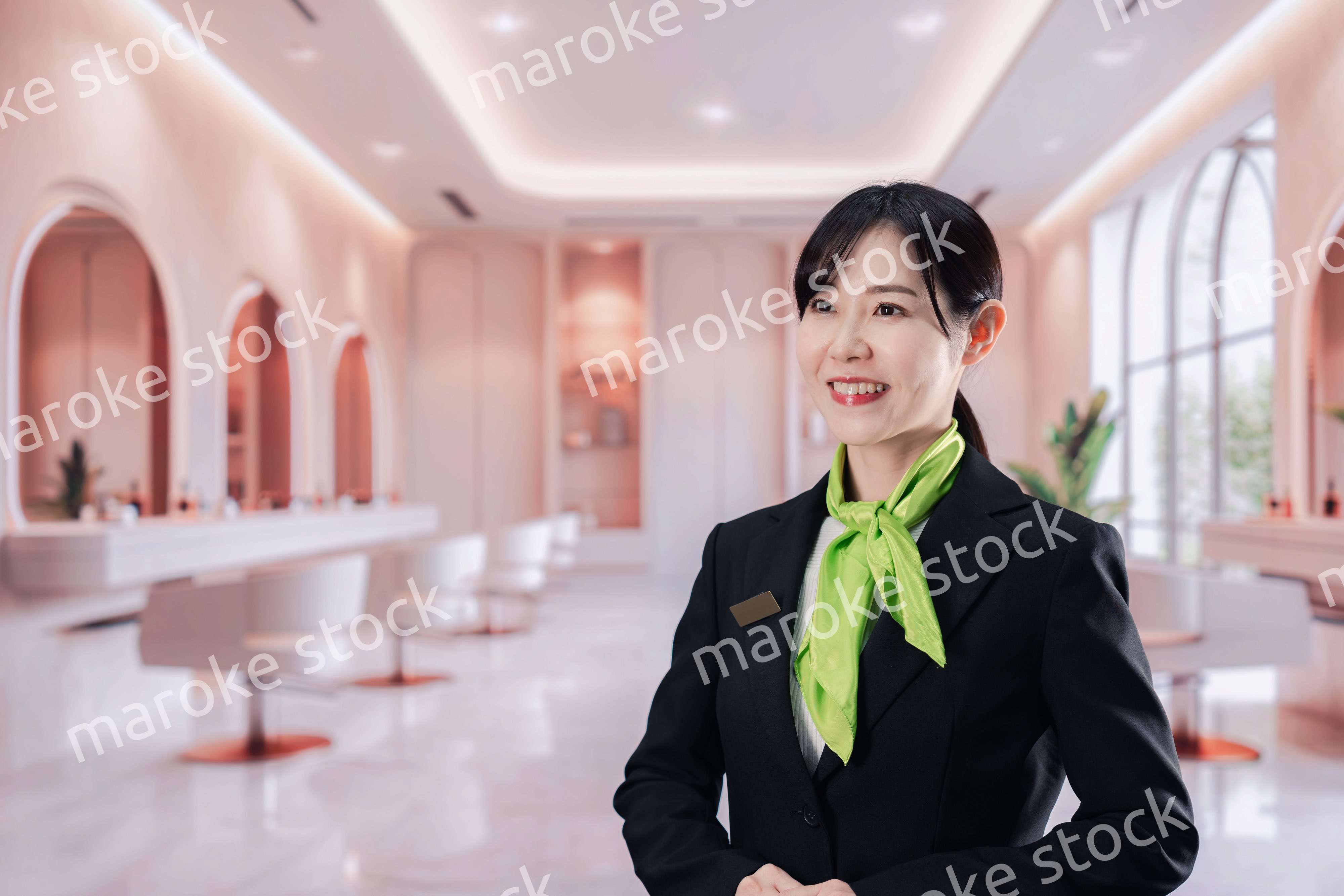 サロンで接客をする若い女性