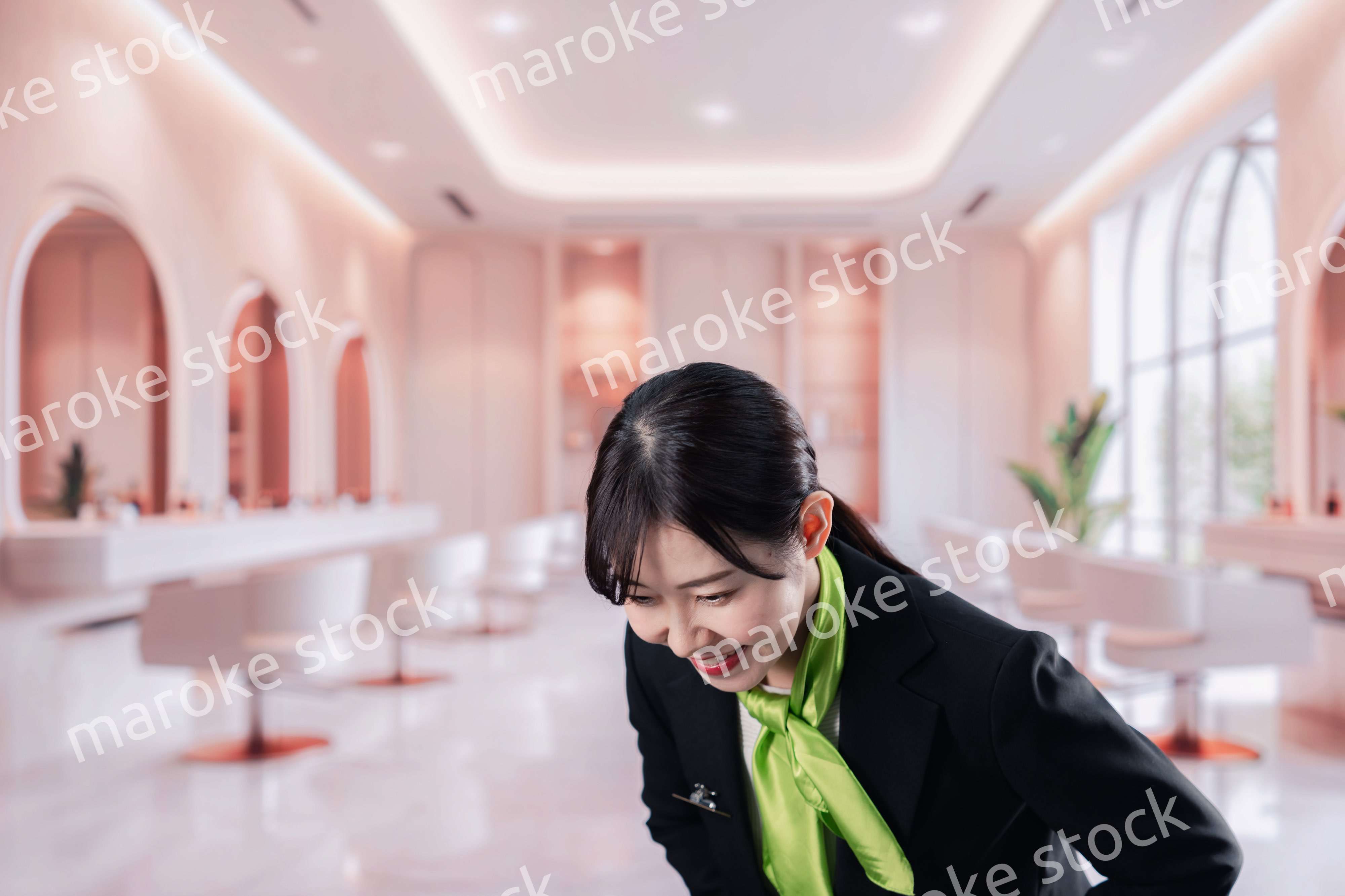 サロンで接客をする若い女性