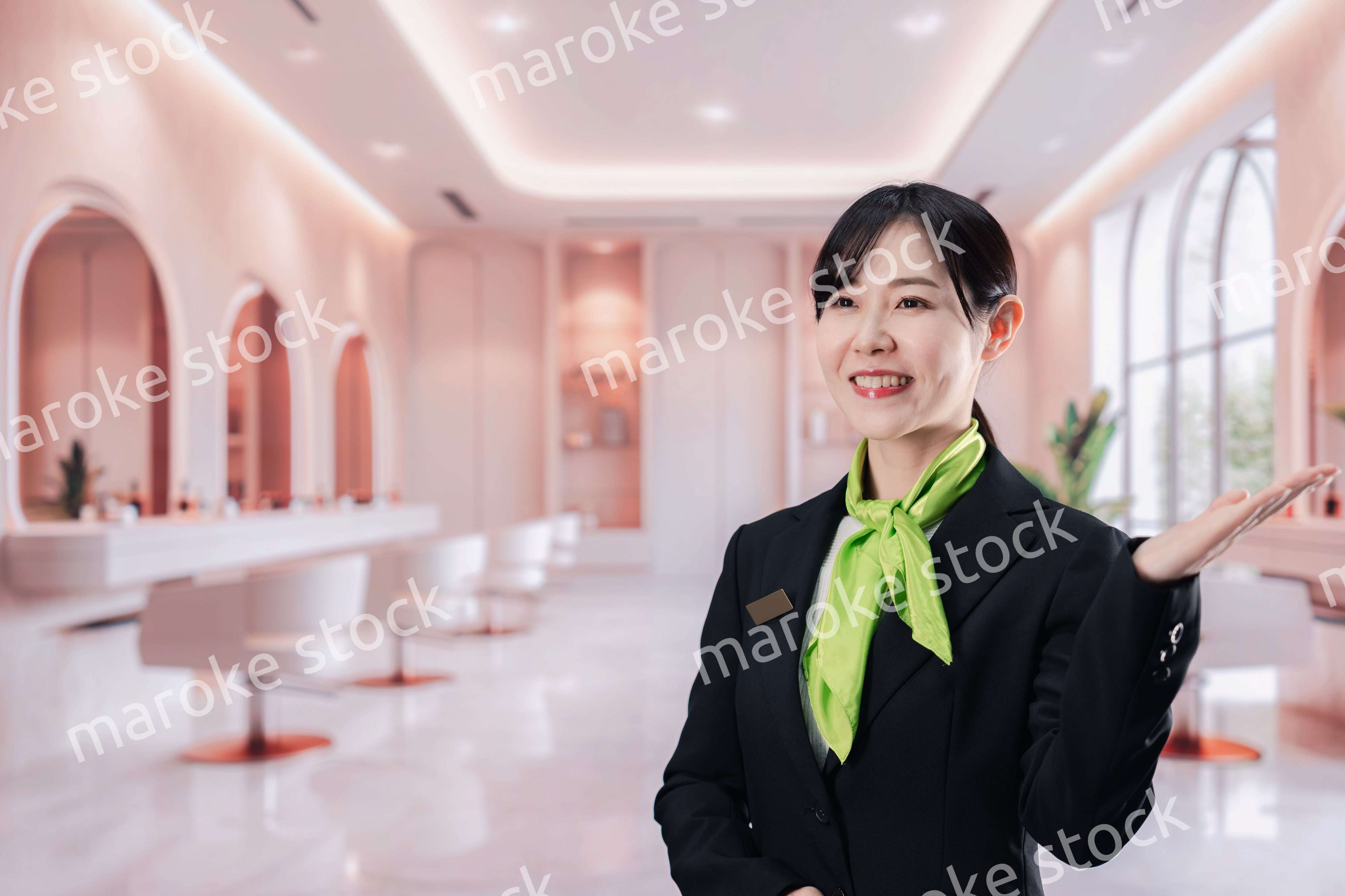 サロンで接客をする若い女性