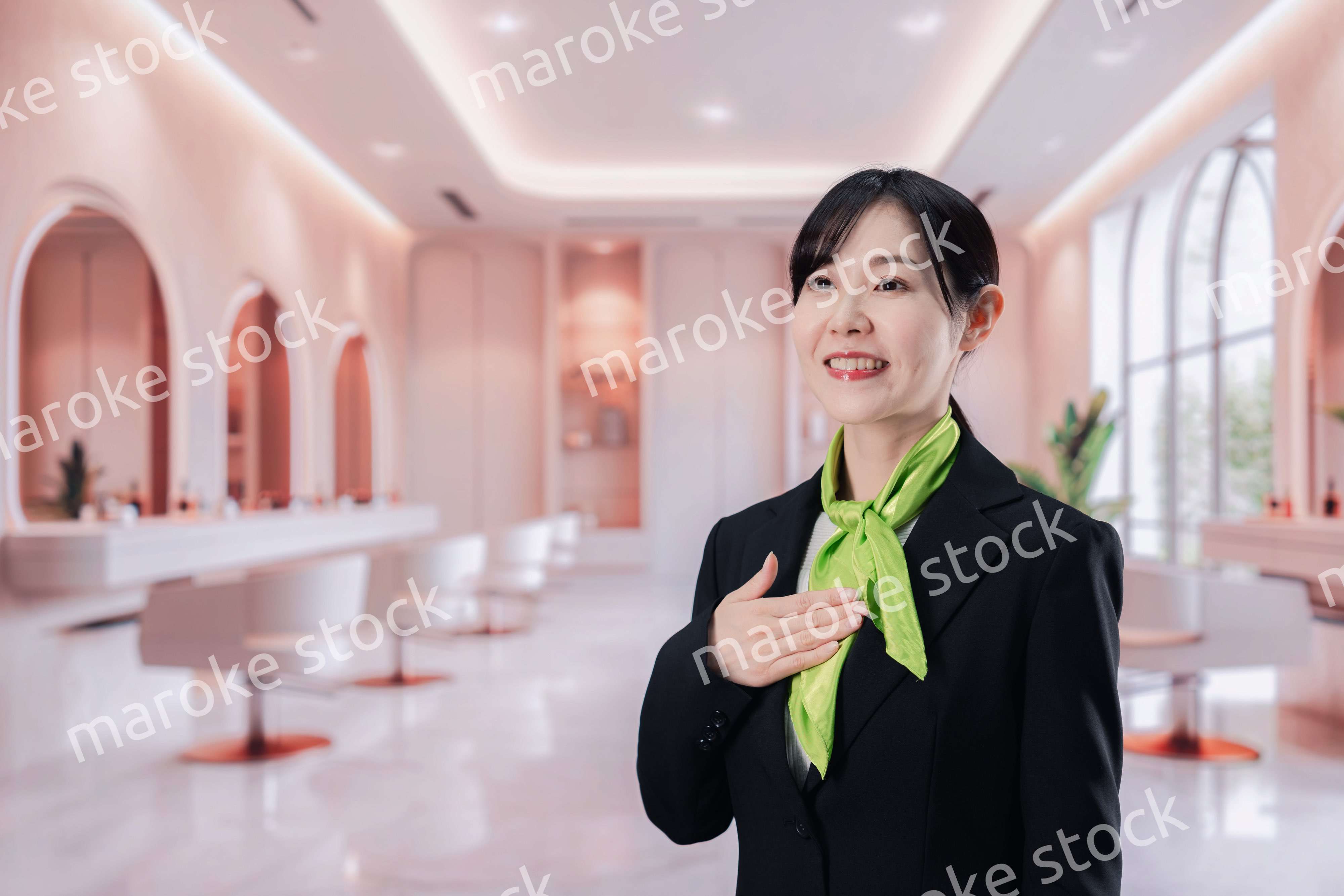 サロンで接客をする若い女性