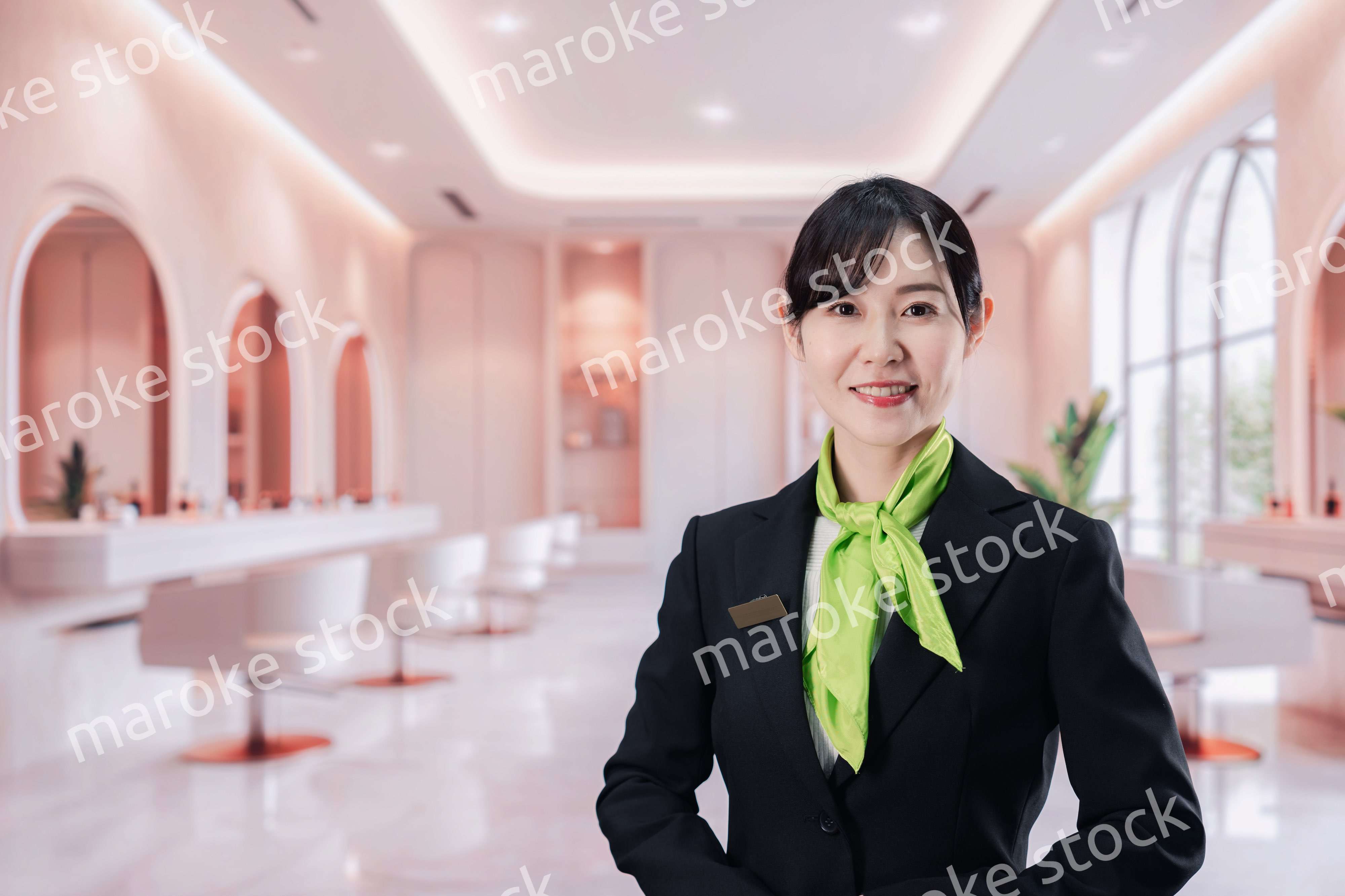 サロンで接客をする若い女性