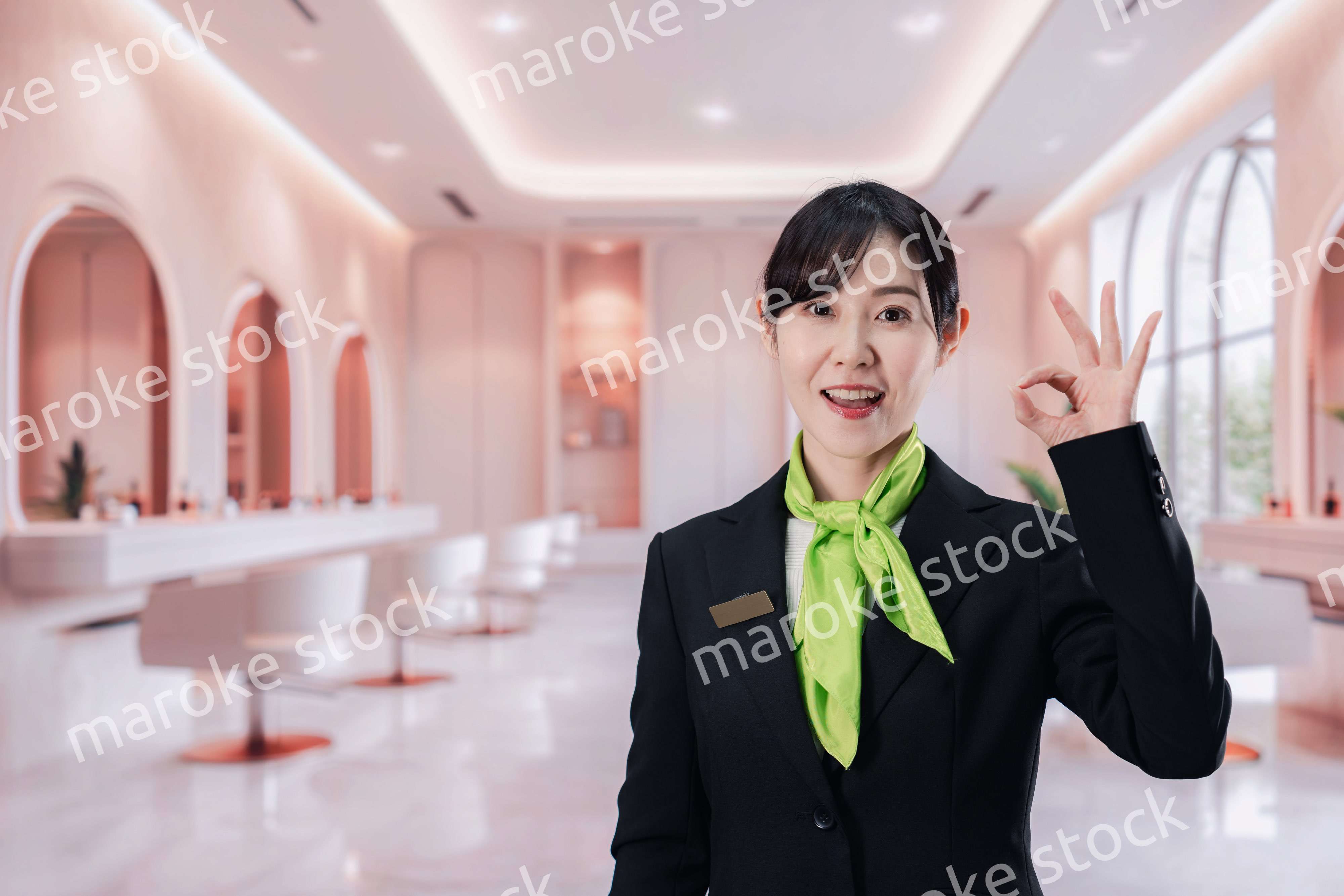 サロンで接客をする若い女性