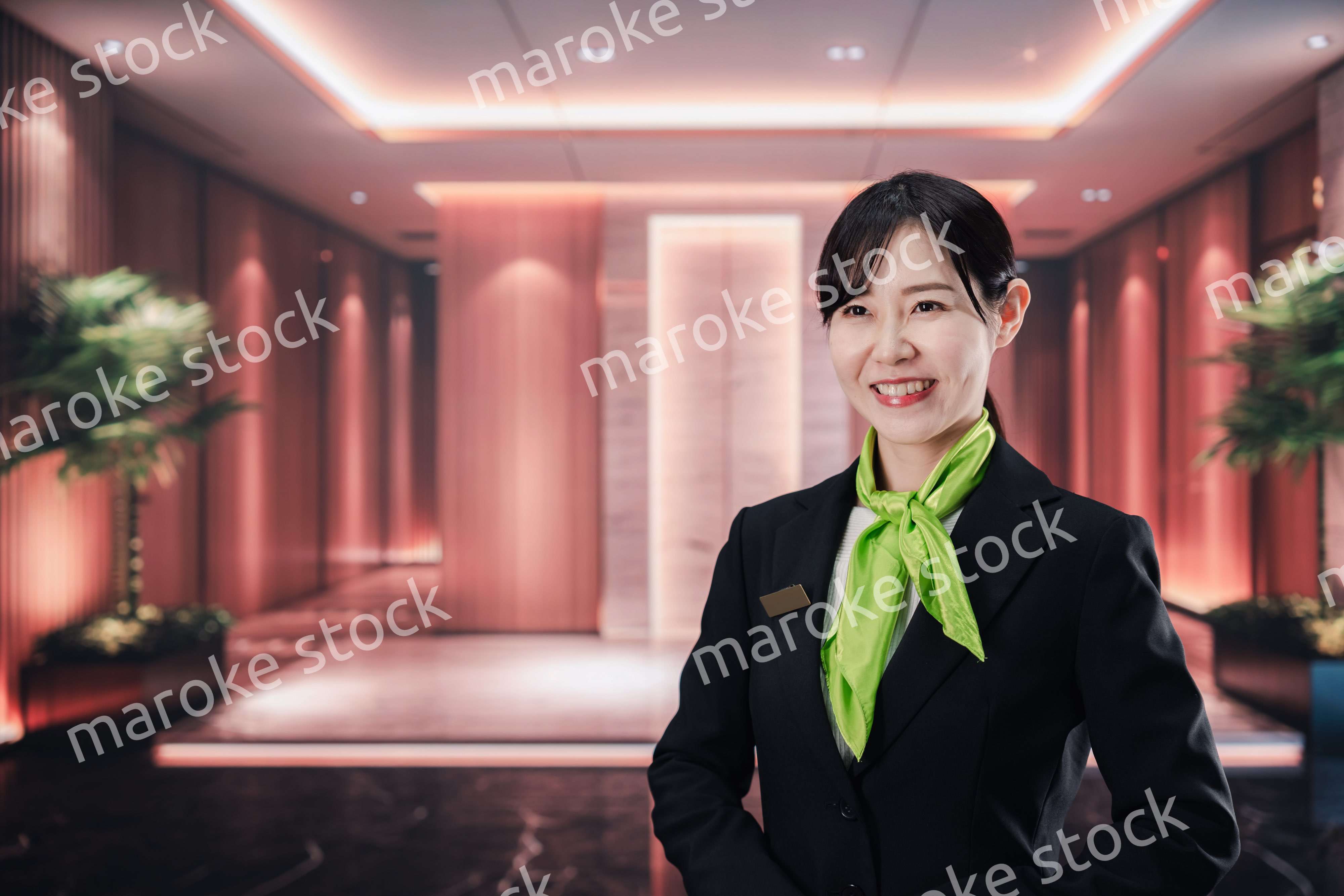 マンションのコンシェルジュとして働く若い女性