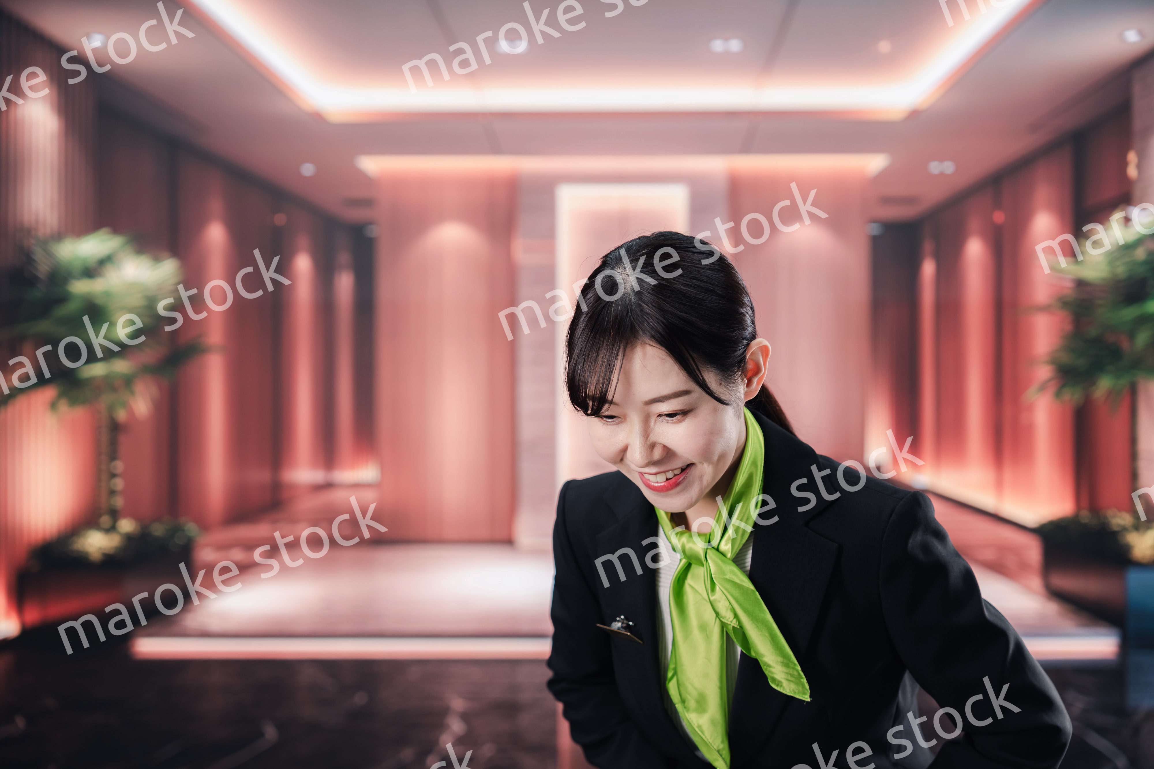 マンションのコンシェルジュとして働く若い女性