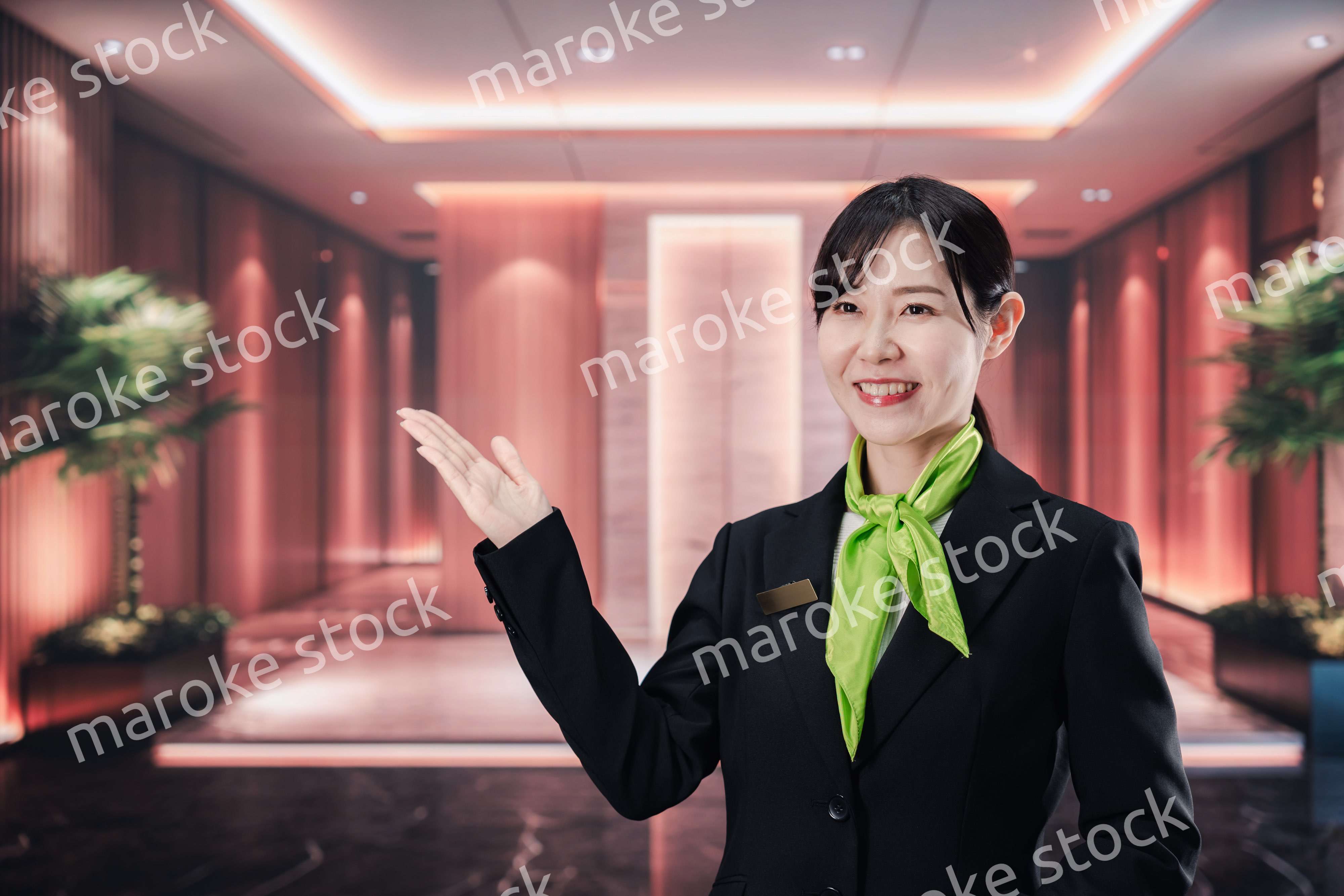 マンションのコンシェルジュとして働く若い女性