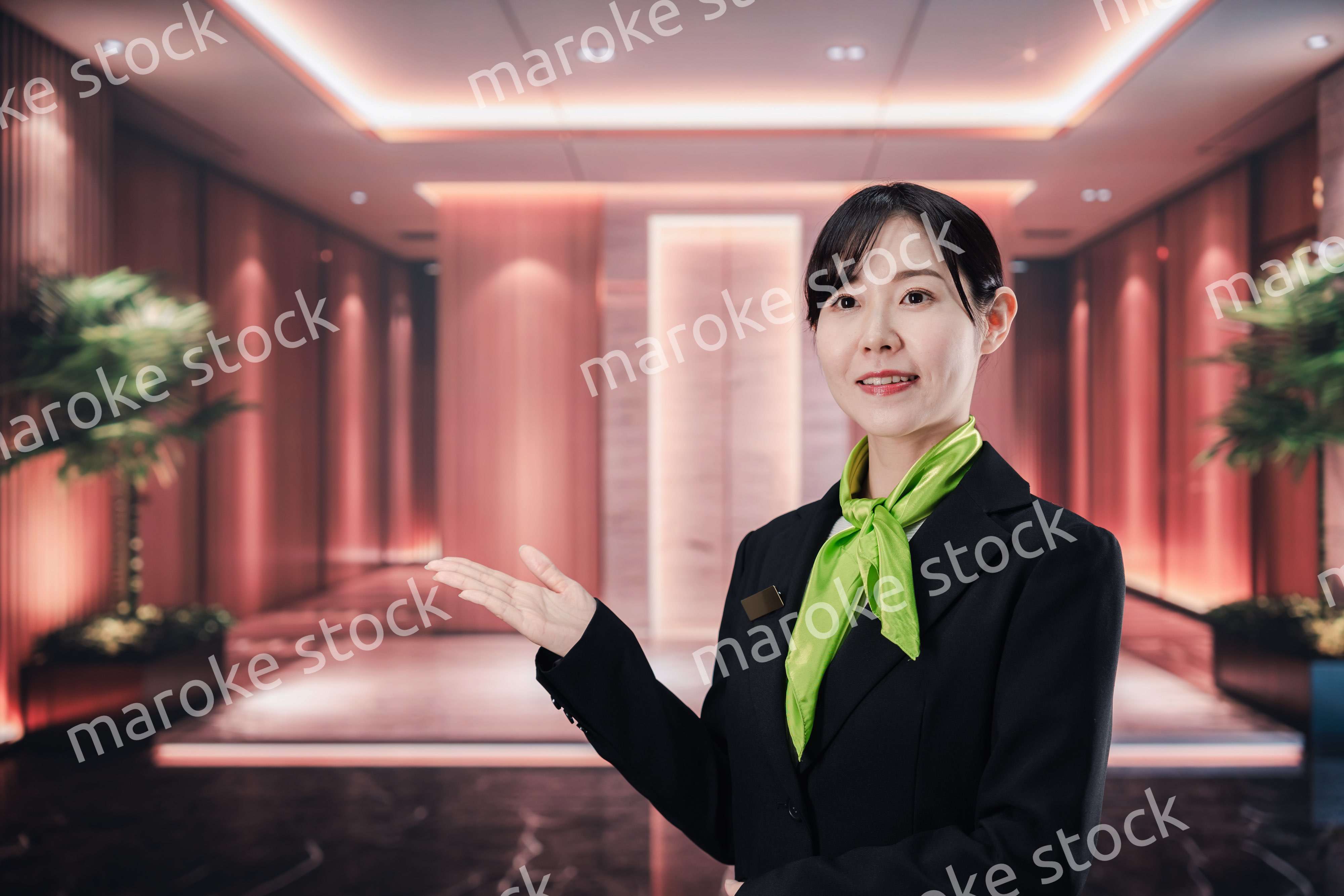 マンションのコンシェルジュとして働く若い女性