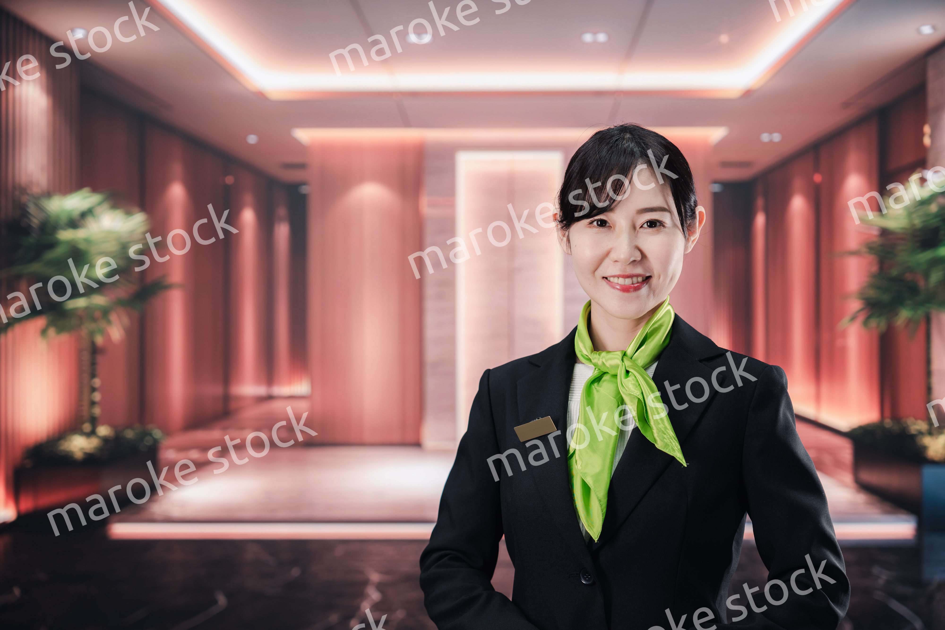 マンションのコンシェルジュとして働く若い女性