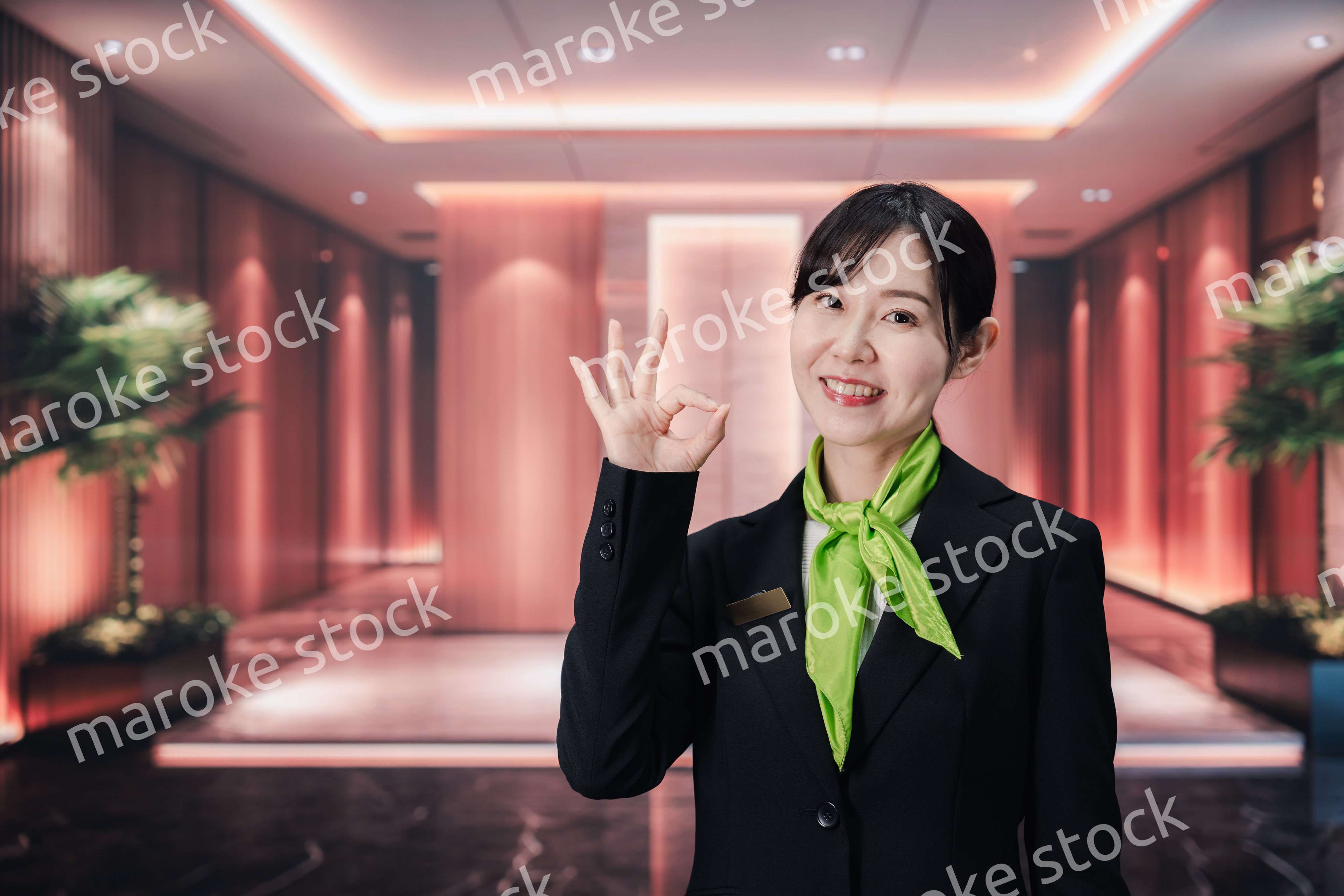 マンションのコンシェルジュとして働く若い女性