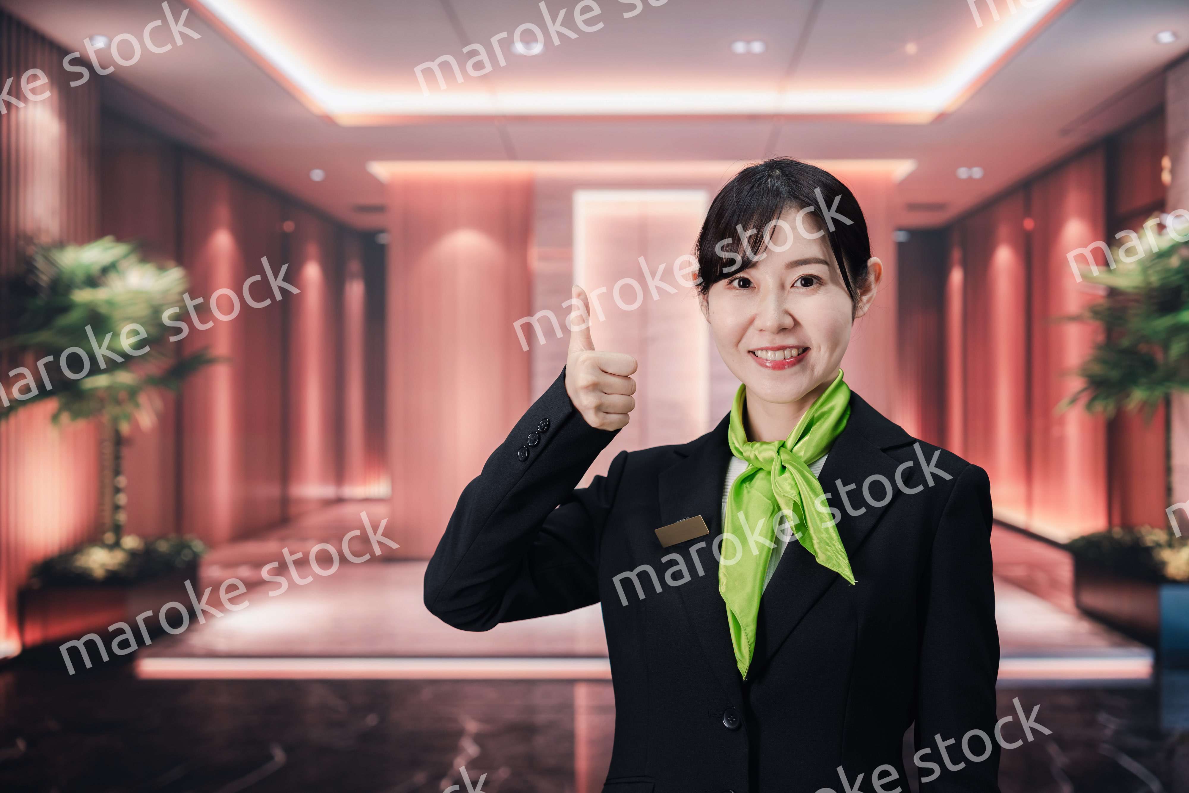 マンションのコンシェルジュとして働く若い女性