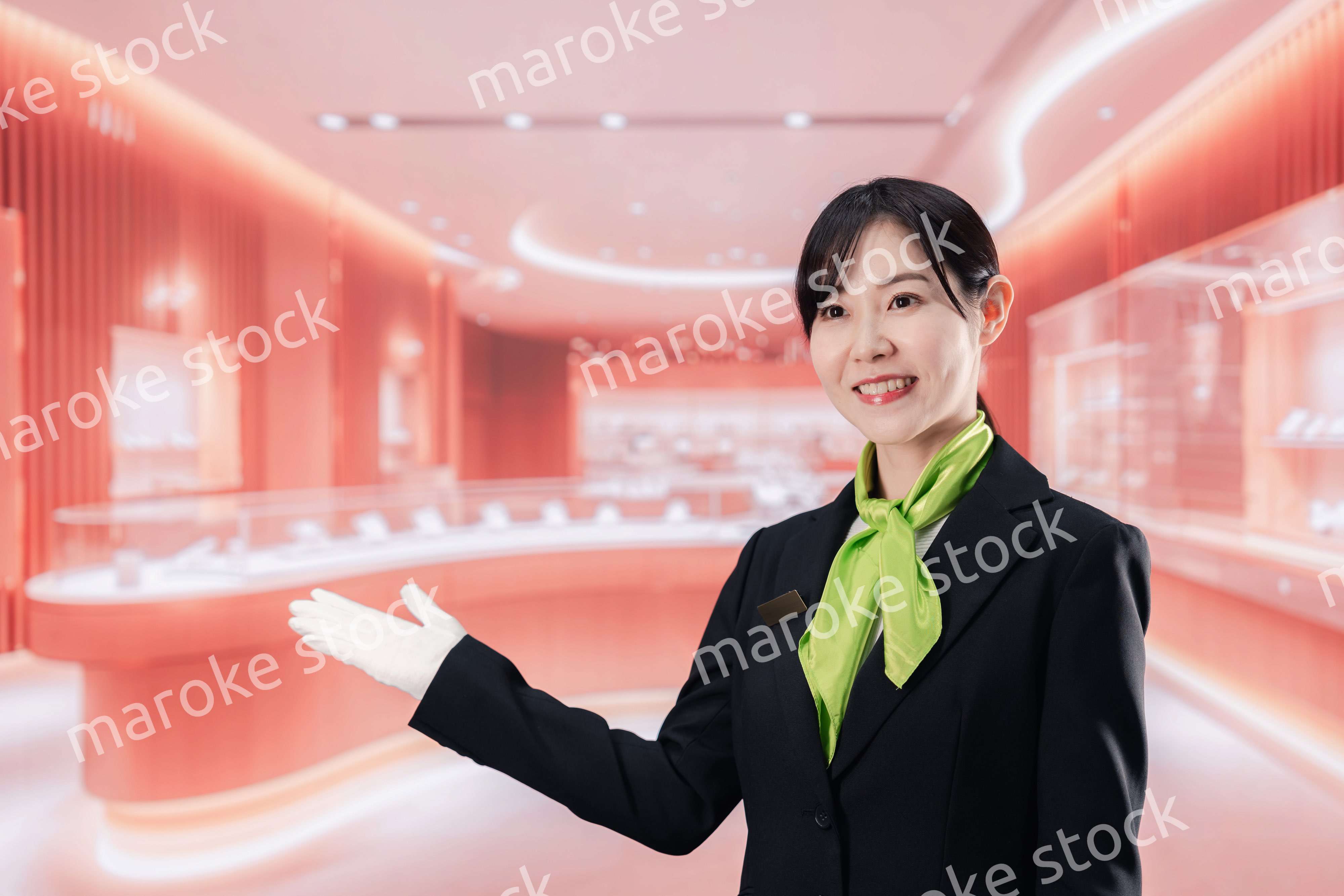 免税店で働く女性スタッフ