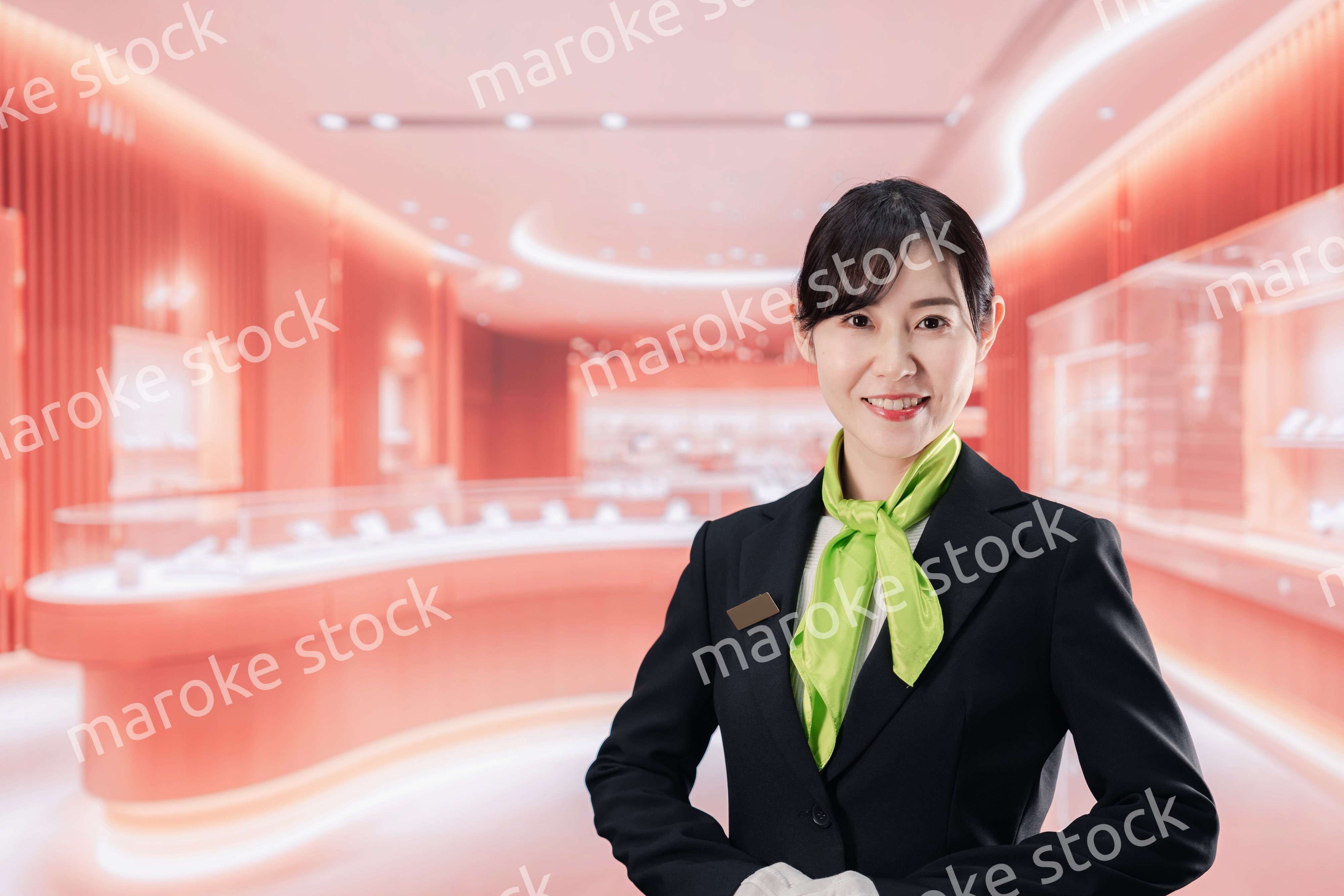 免税店で働く女性スタッフ