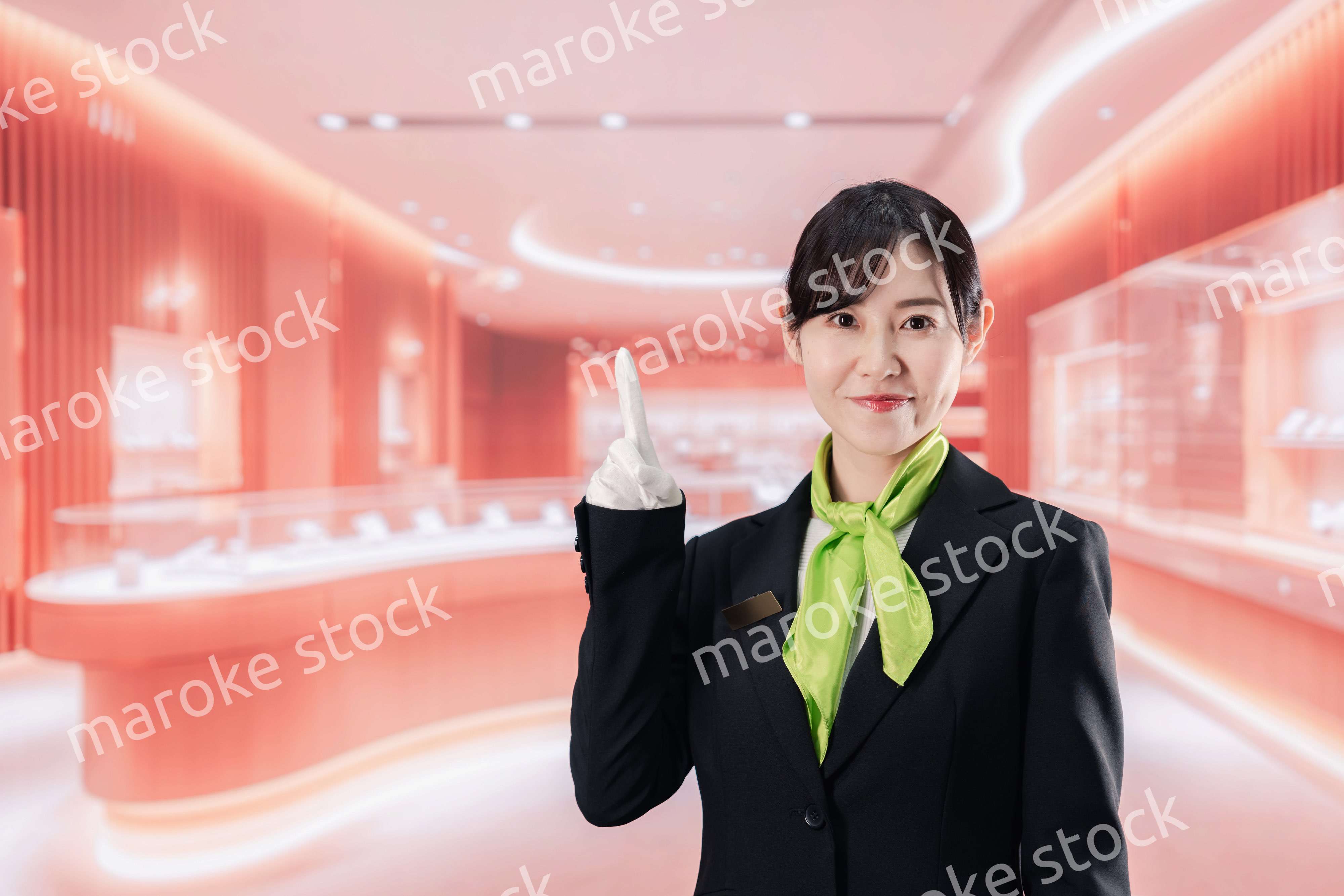 免税店で働く女性スタッフ