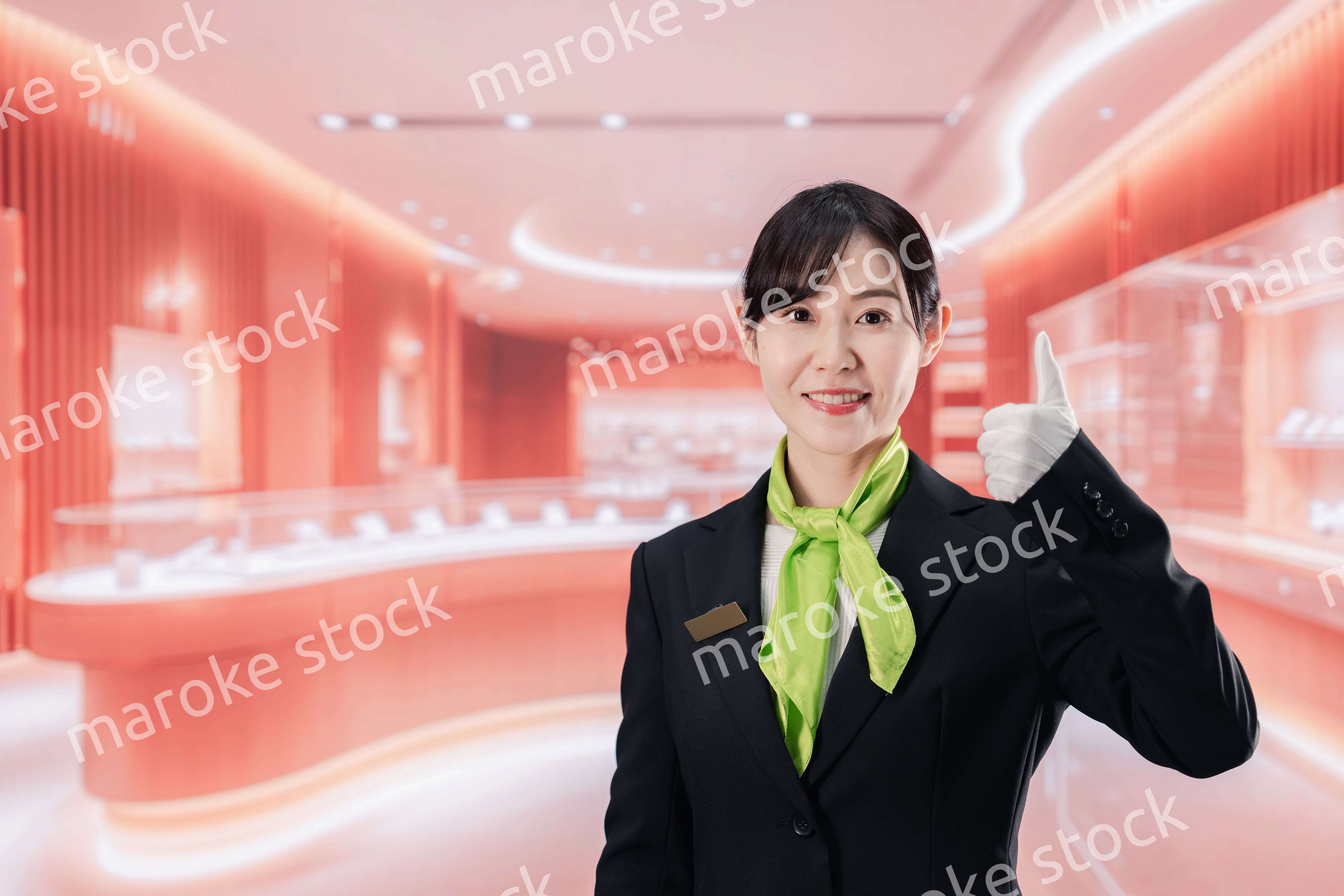 免税店で働く女性スタッフ