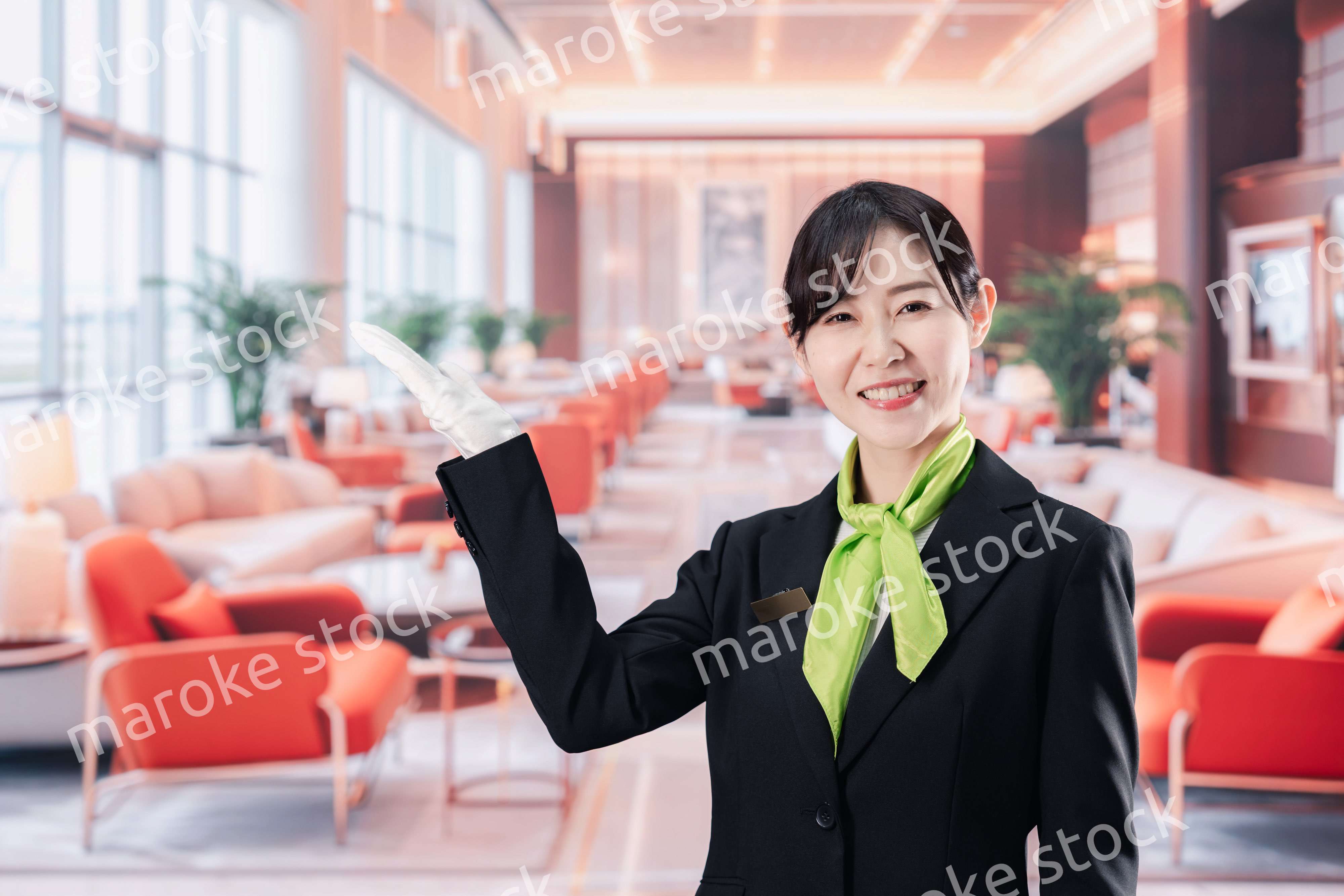 ホテルで接客をする女性スタッフ