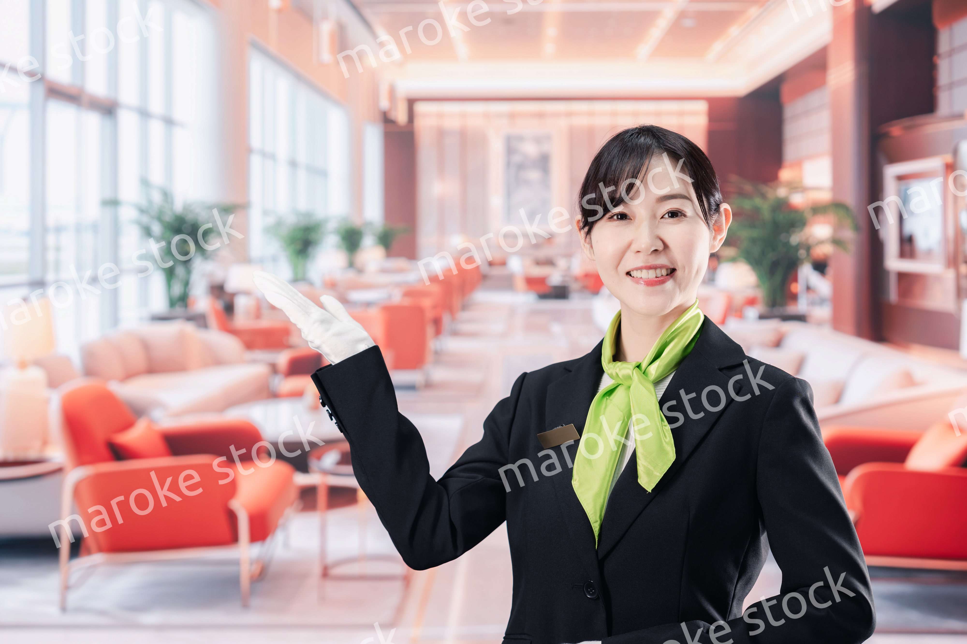 ホテルで接客をする女性スタッフ